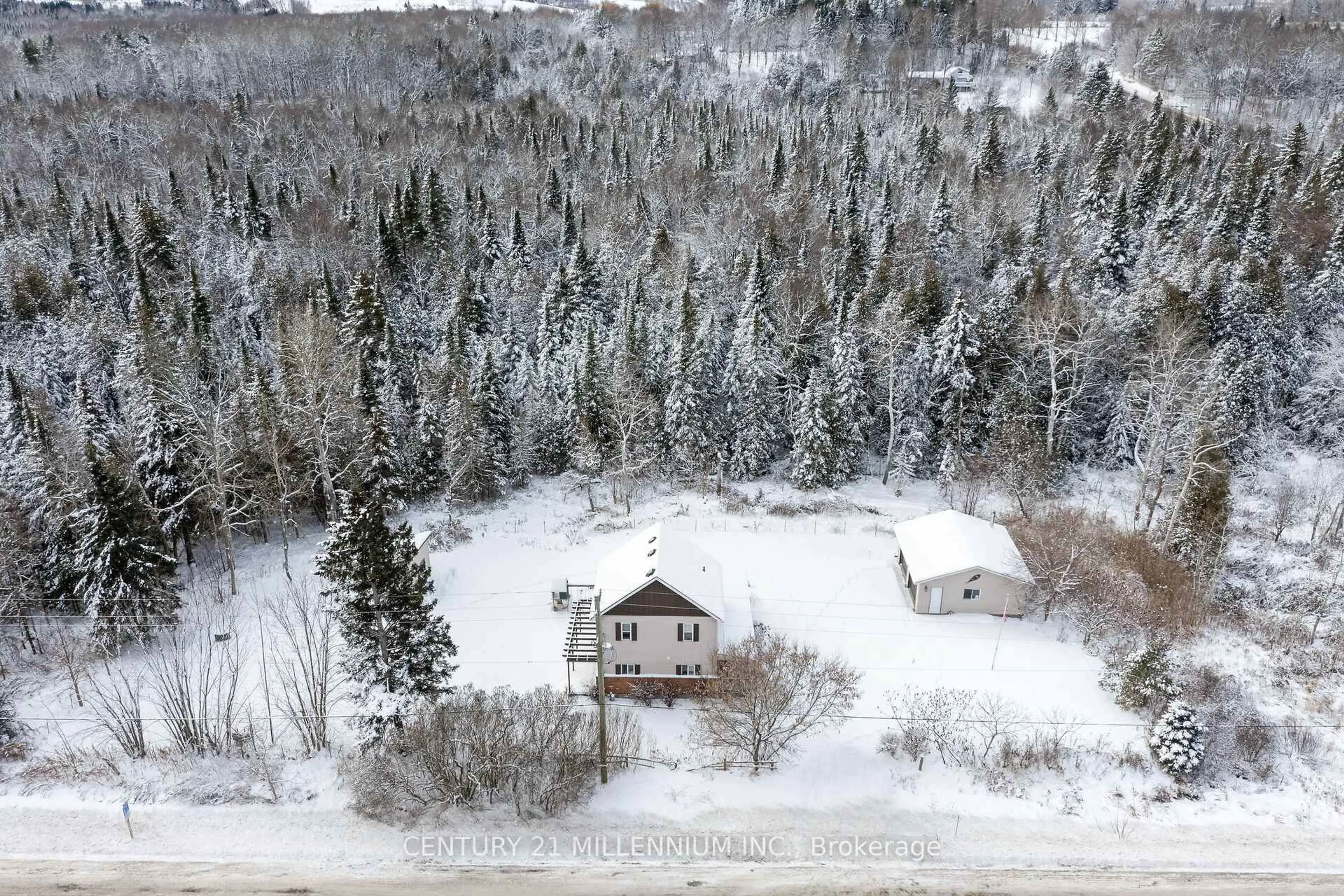 A pic from outside/outdoor area/front of a property/back of a property/a pic from drone, unknown for 5770 Trafalgar Rd, Erin Ontario N0B 1Z0