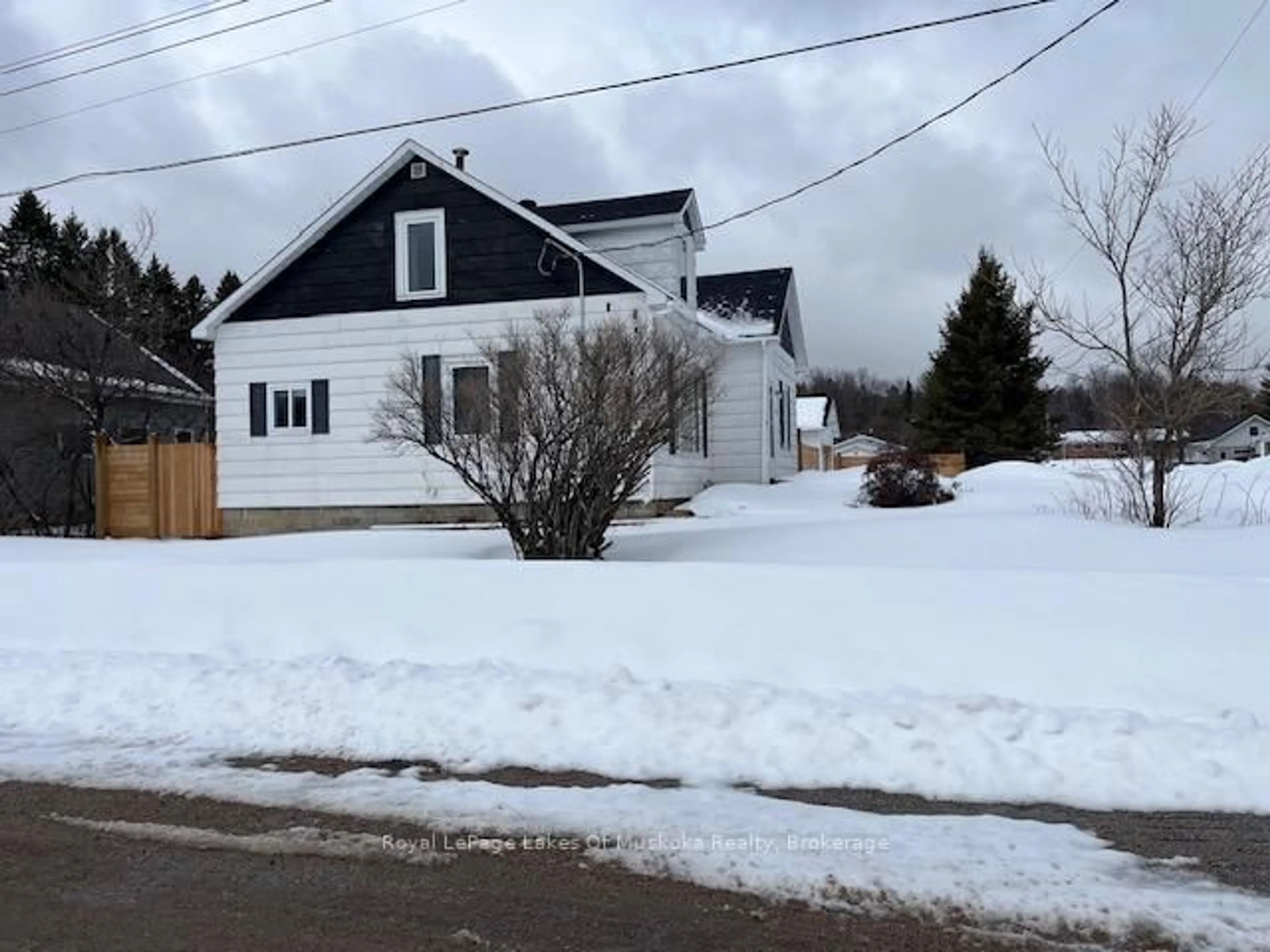 A pic from outside/outdoor area/front of a property/back of a property/a pic from drone, street for 27 Lincoln Ave, South River Ontario P0A 1X0