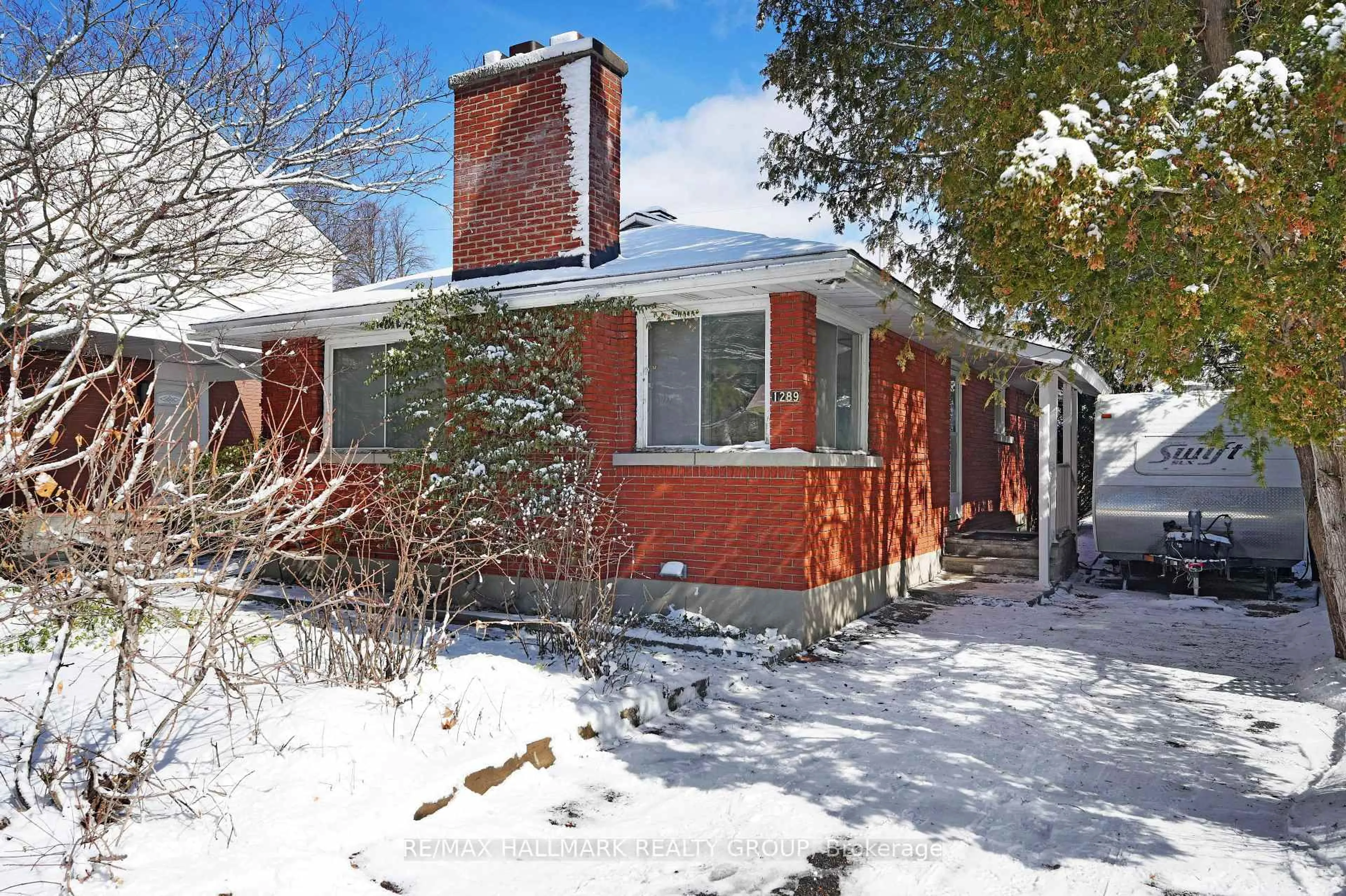 Home with brick exterior material, street for 1289 Evans Blvd, Ottawa Ontario K1H 7T8