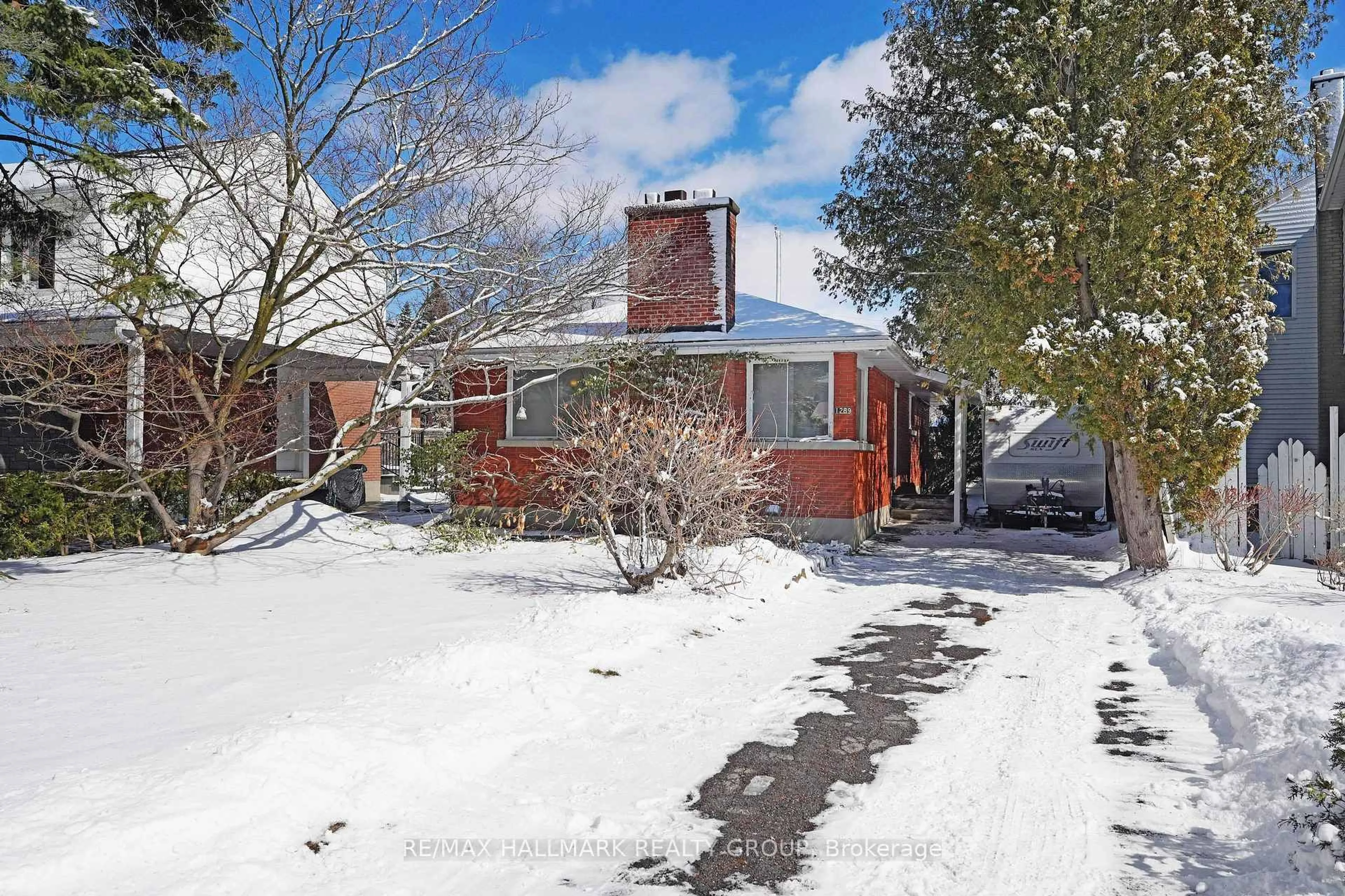 A pic from outside/outdoor area/front of a property/back of a property/a pic from drone, street for 1289 Evans Blvd, Ottawa Ontario K1H 7T8