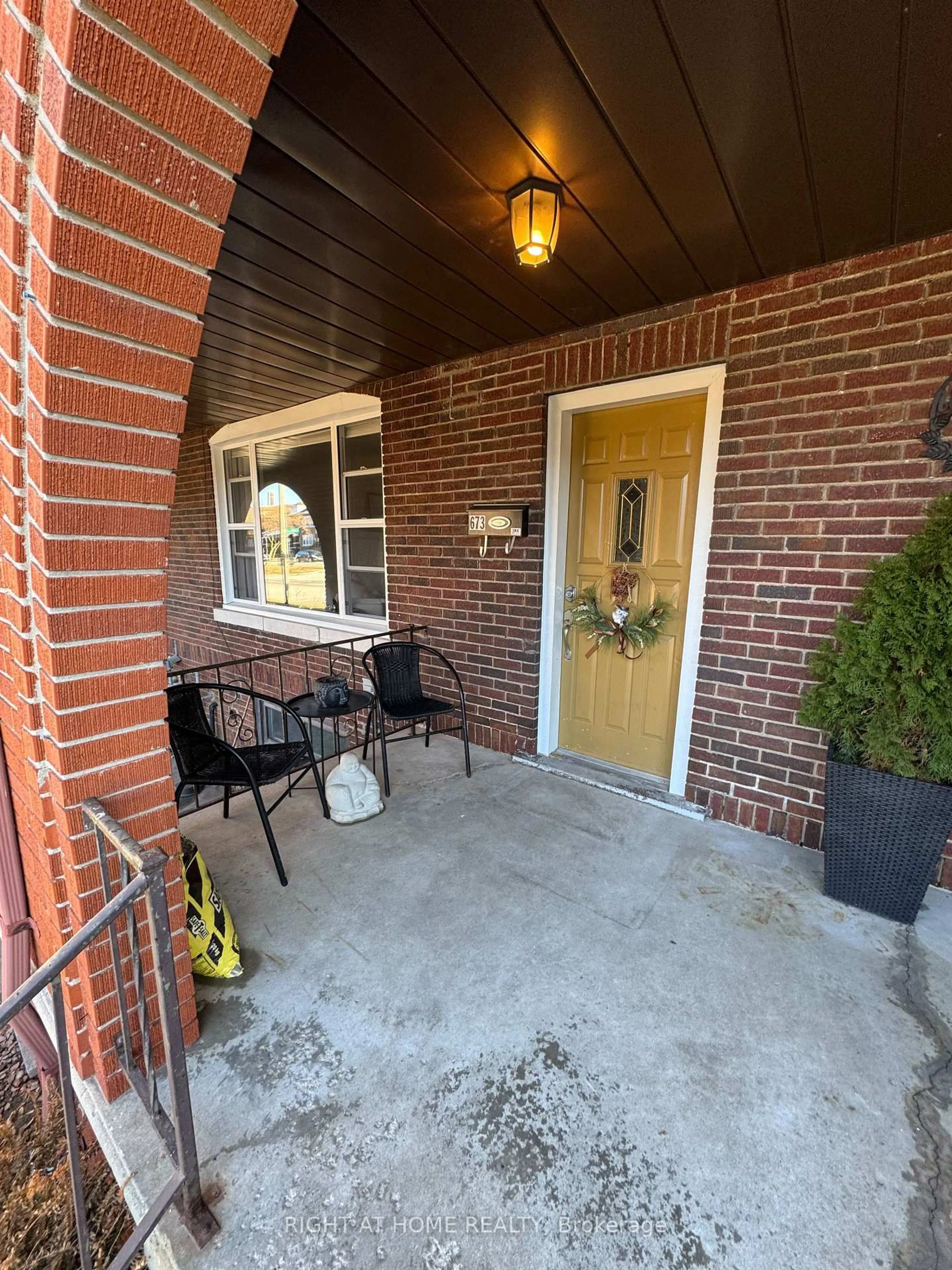 Indoor entryway for 655-91 Giles Blvd, Windsor Ontario N9A 4E3