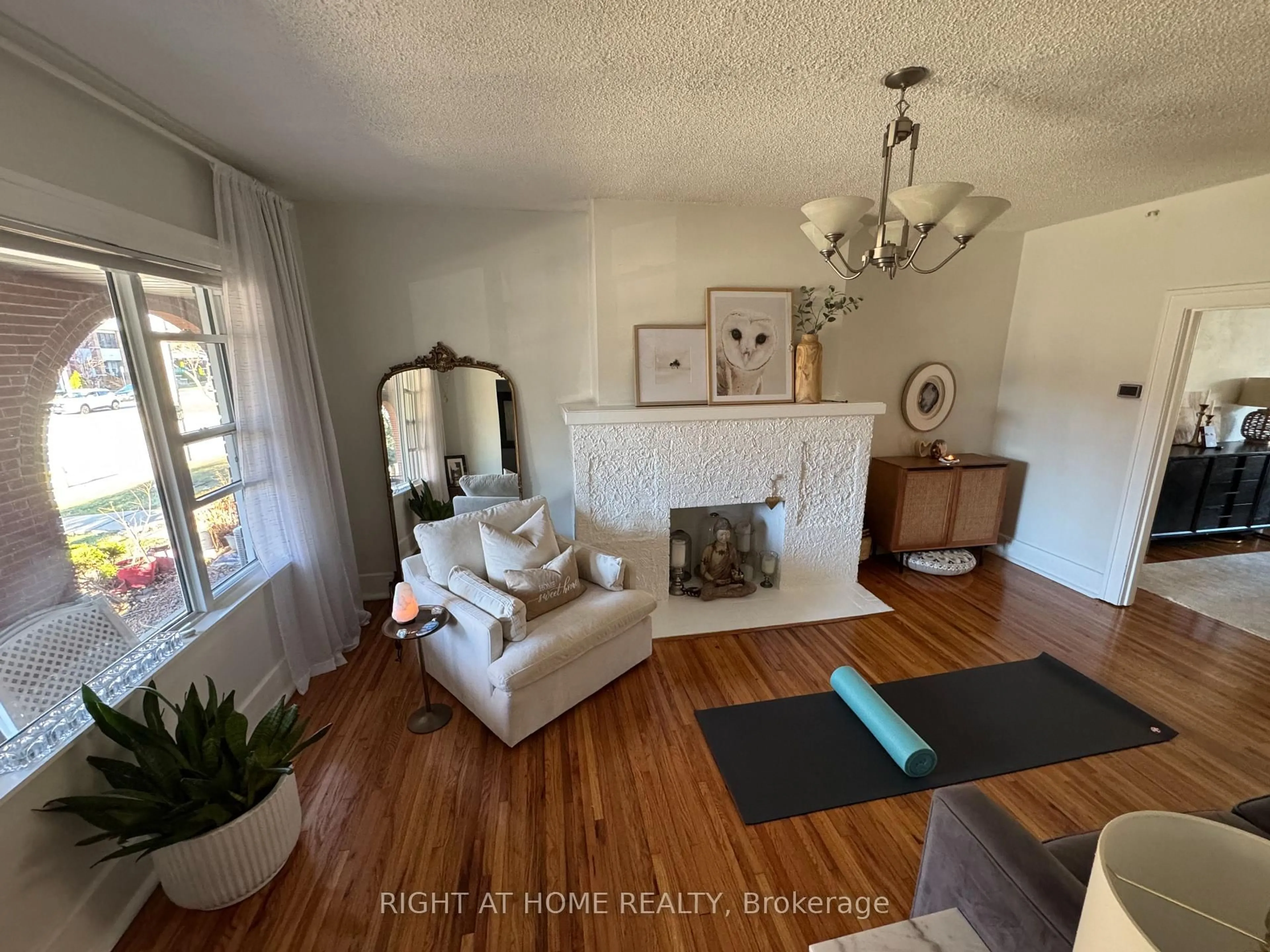 Living room with furniture, unknown for 655-91 Giles Blvd, Windsor Ontario N9A 4E3