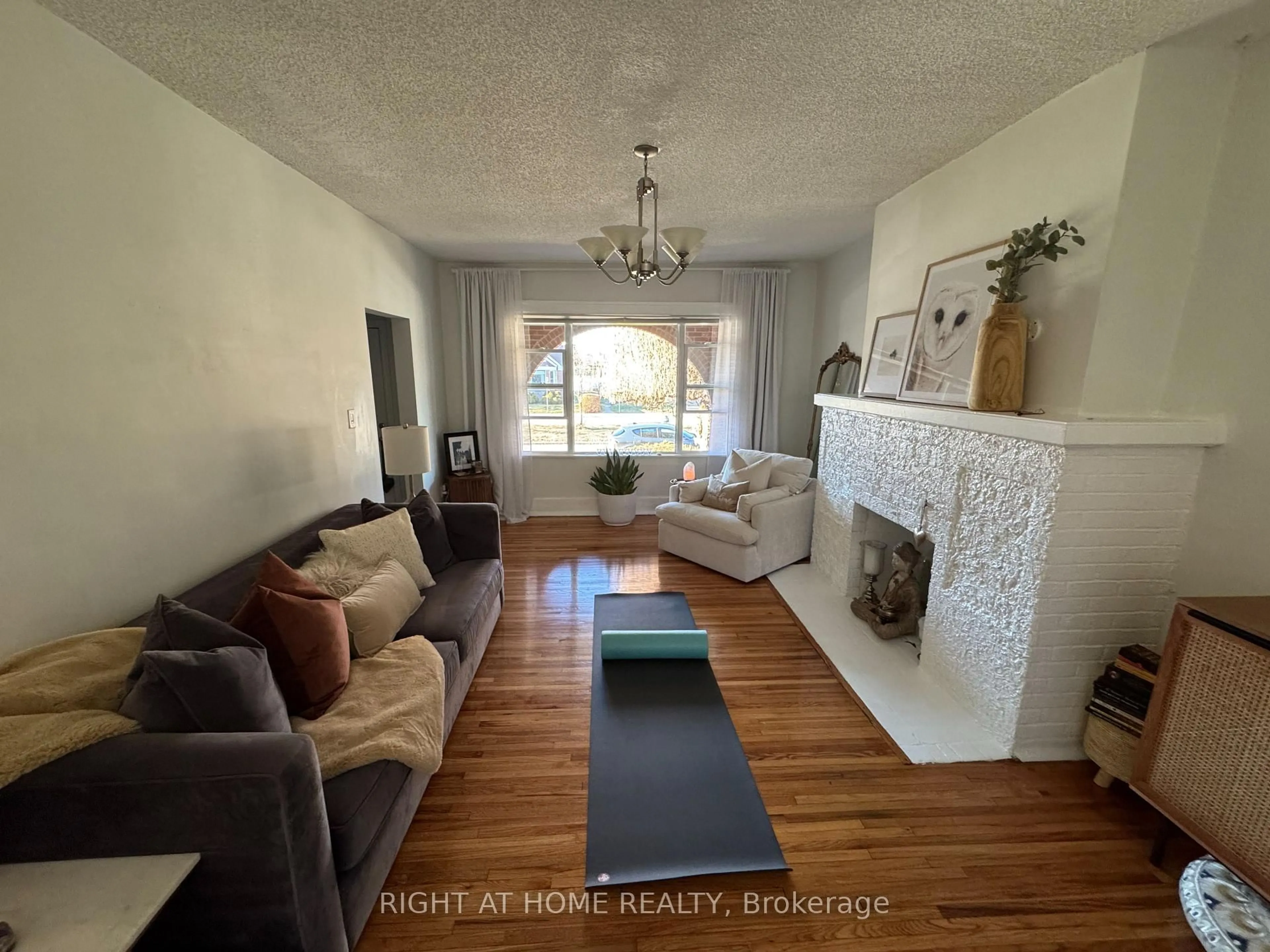 Living room with furniture, unknown for 655-91 Giles Blvd, Windsor Ontario N9A 4E3