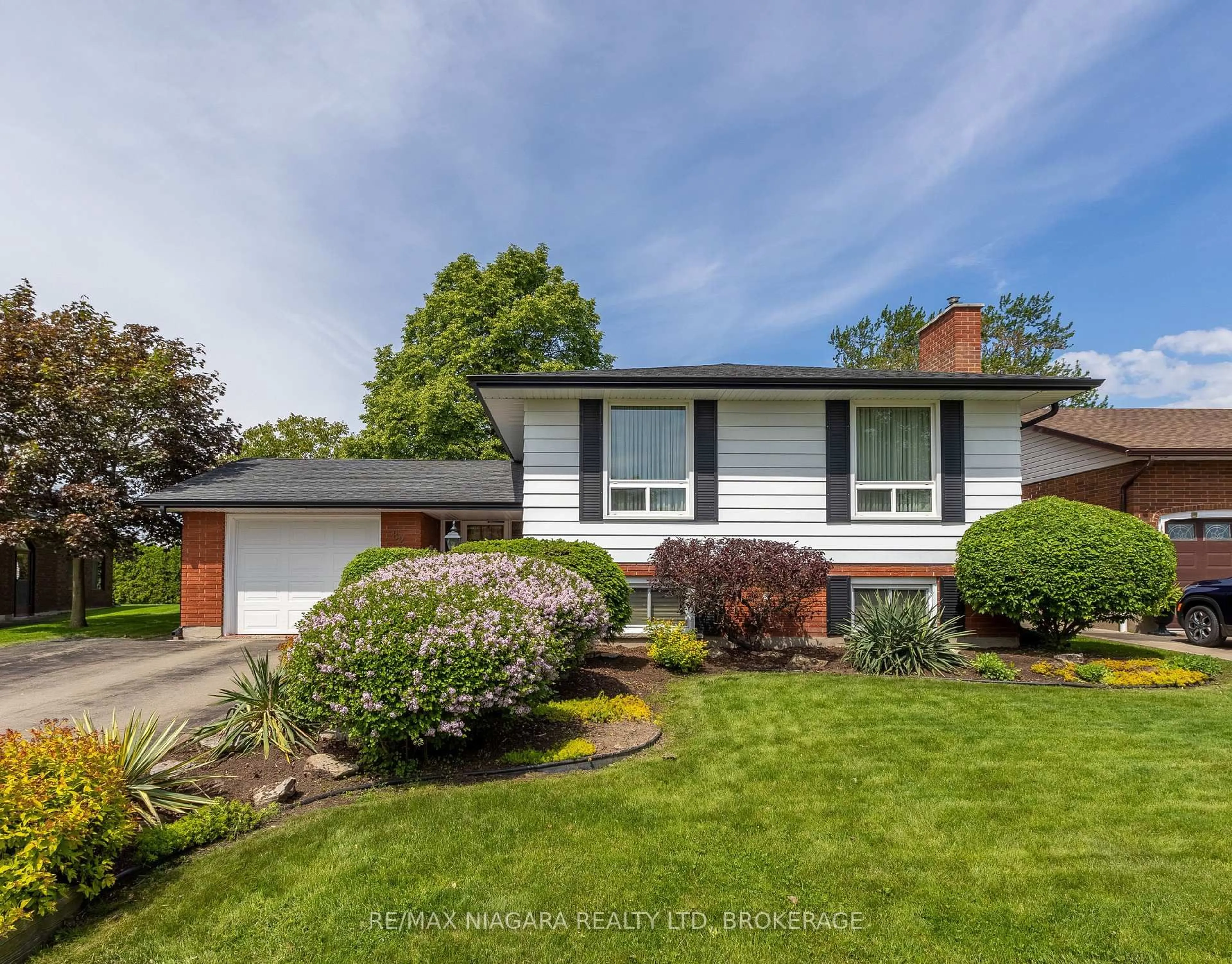 Home with vinyl exterior material, street for 82 Westwood Cres, Welland Ontario L3C 4R3