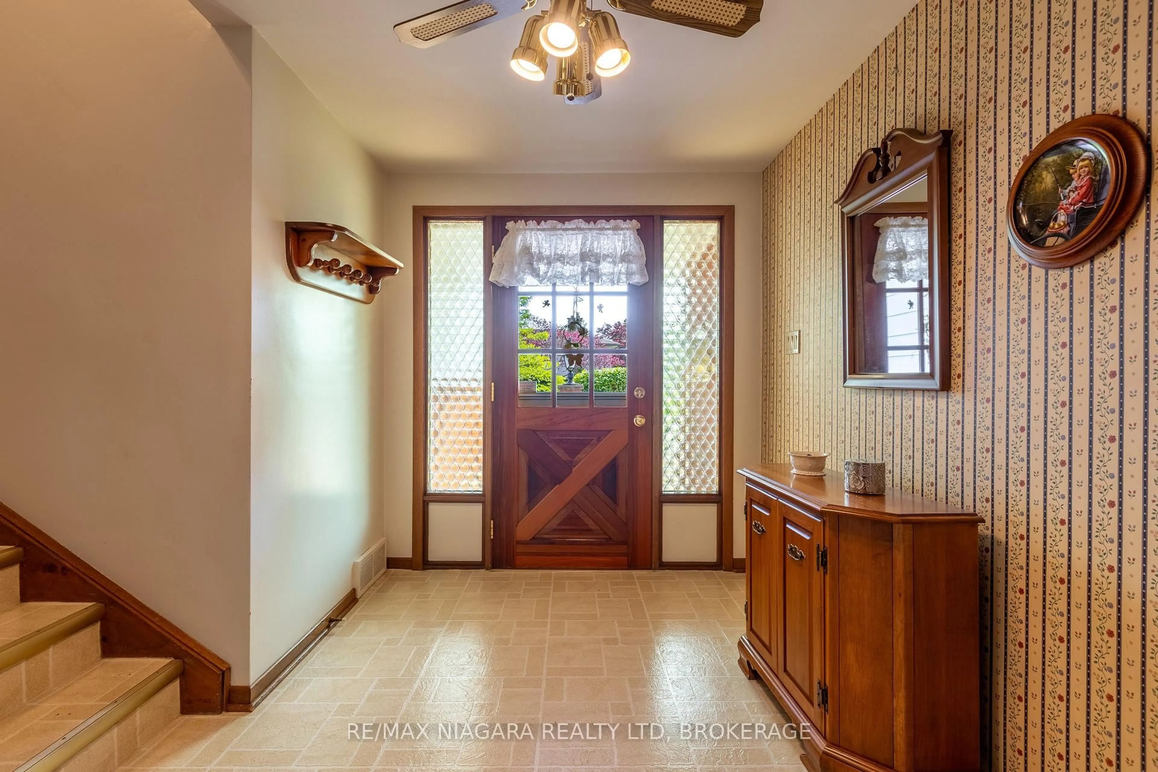 Indoor foyer for 82 Westwood Cres, Welland Ontario L3C 4R3