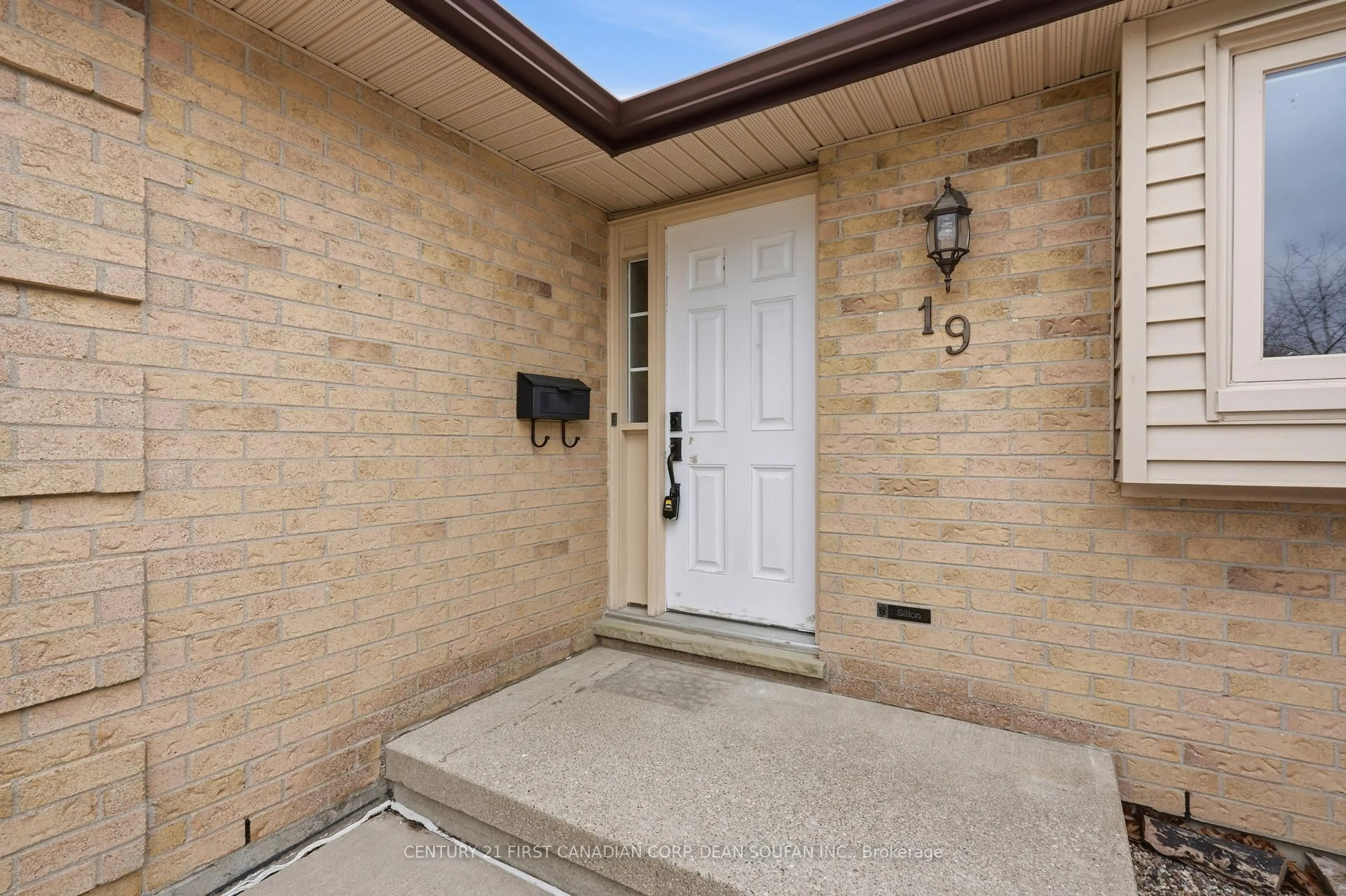 Unknown for 19 Lynngate Grve, London South Ontario N6K 3S7