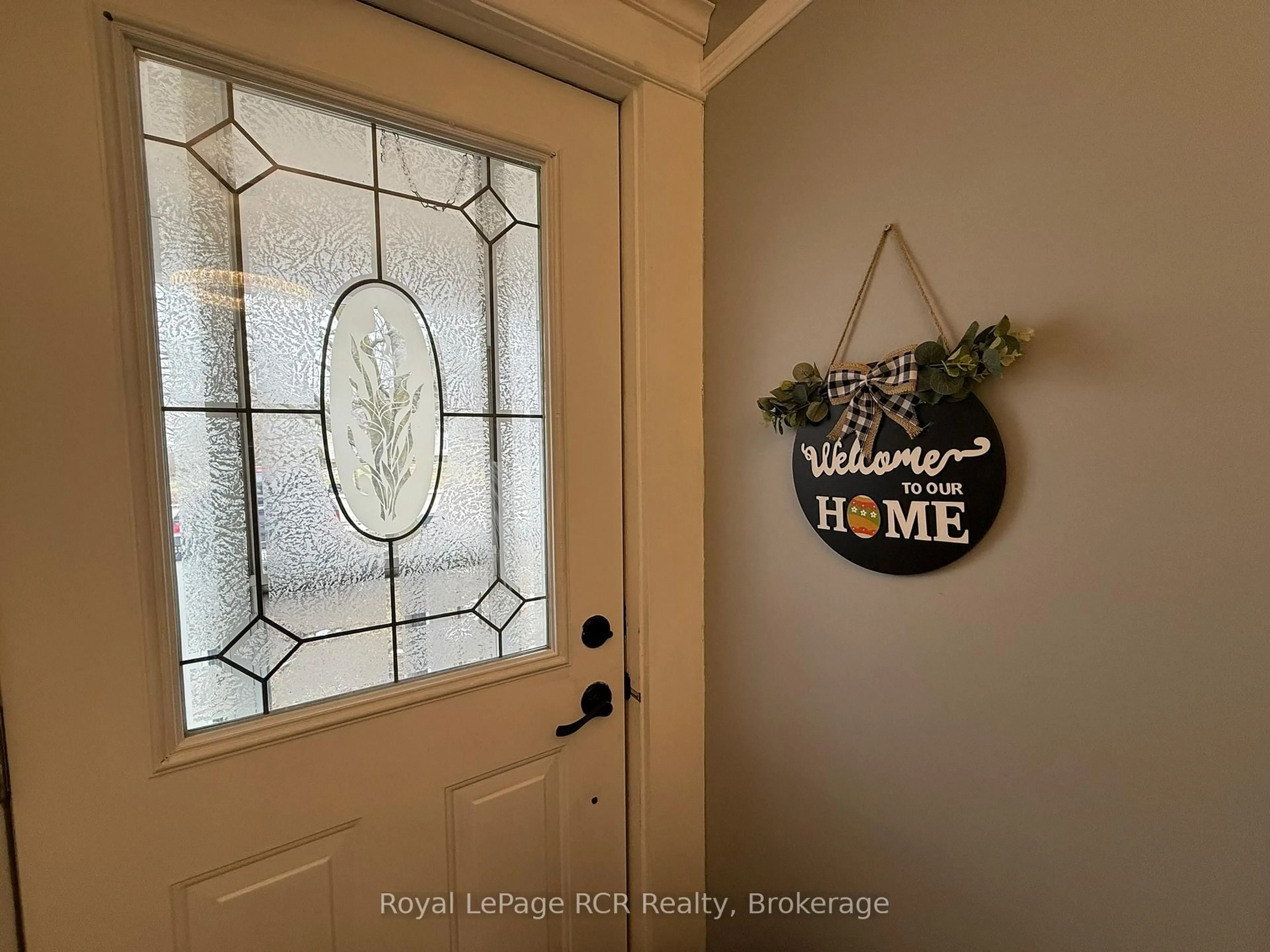 Indoor entryway for 512 18th St, Owen Sound Ontario N4K 2A7