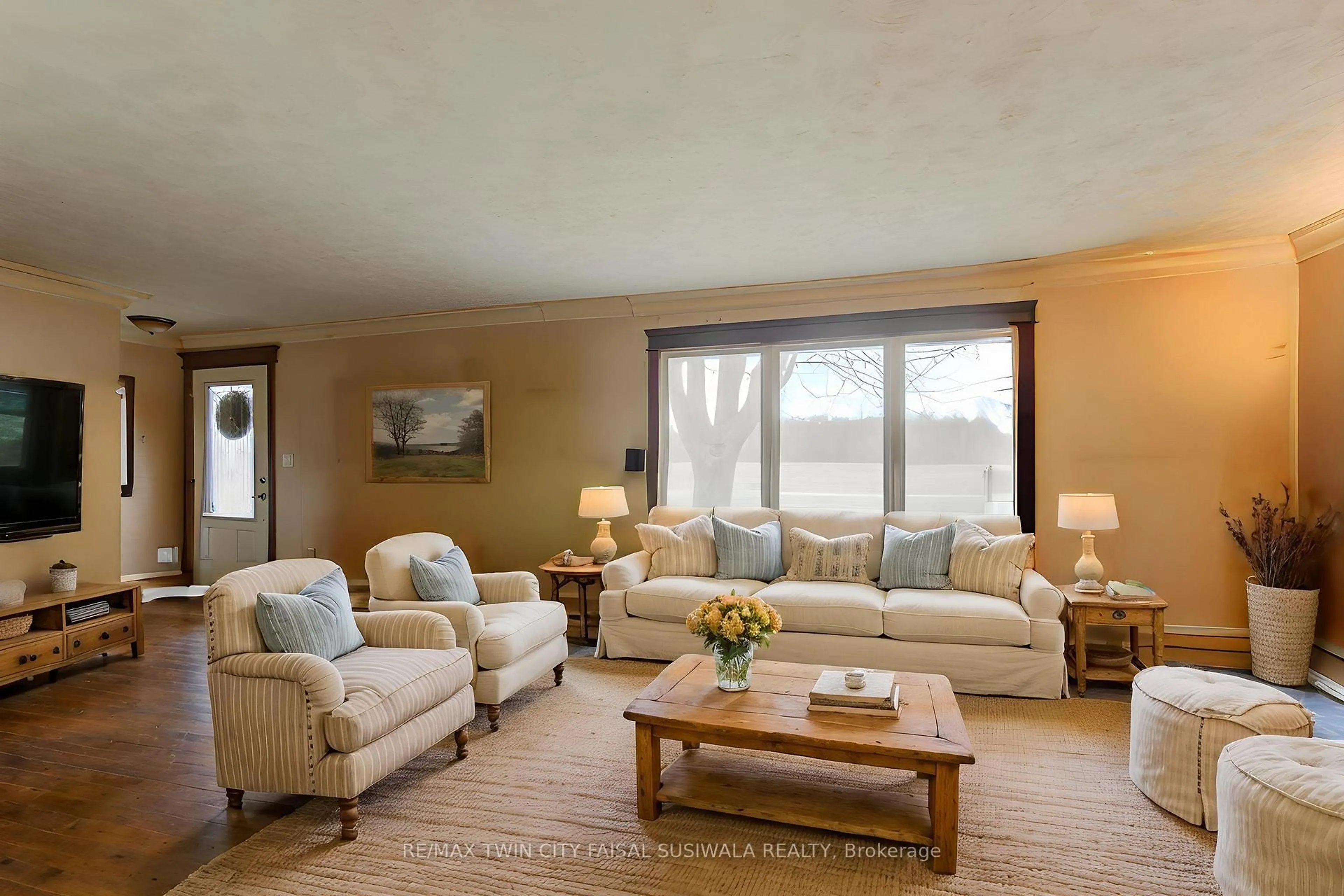 Living room with furniture, unknown for 2300 Speedsville Rd, Cambridge Ontario N3H 4R6