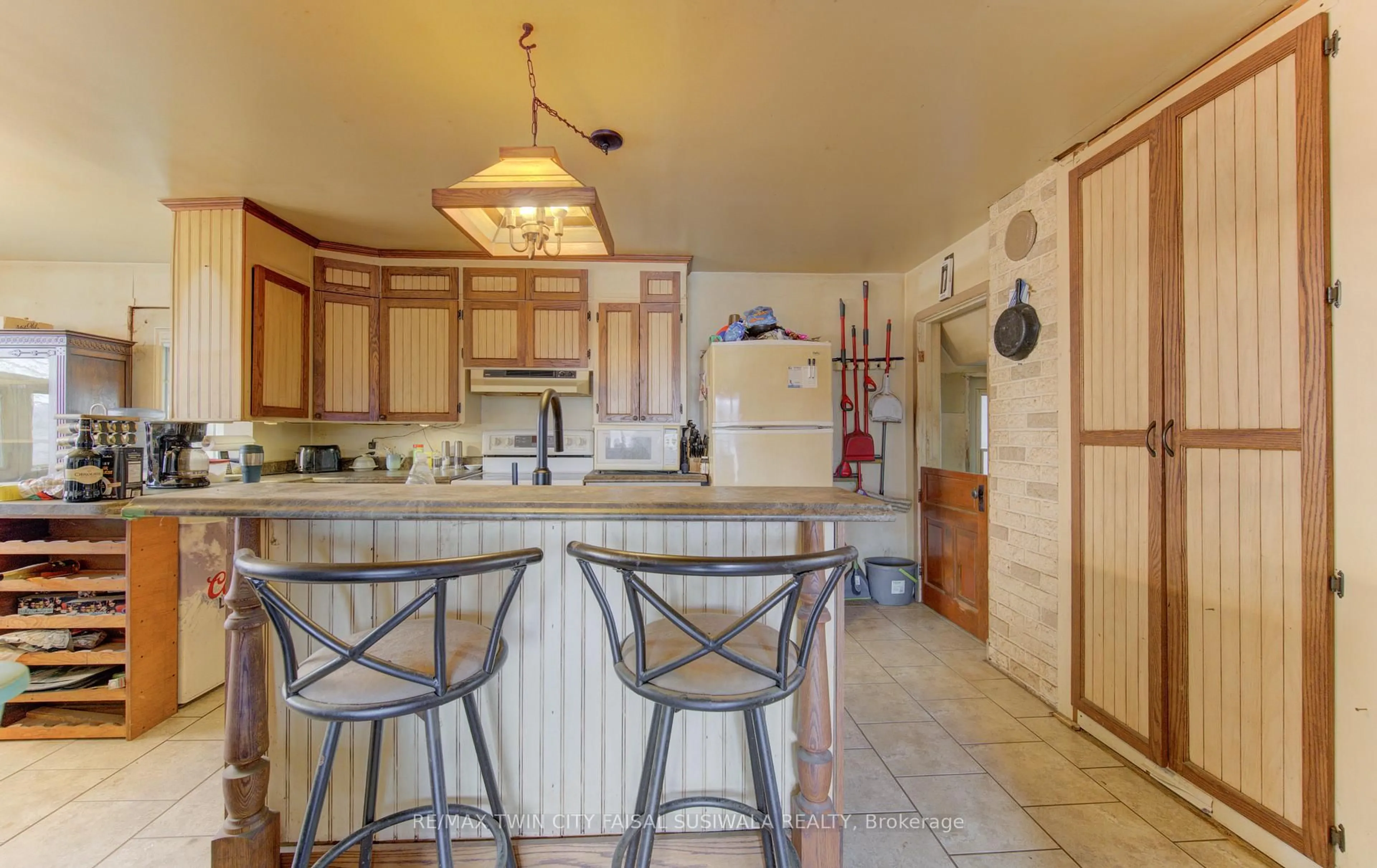 Open concept kitchen, ceramic/tile floor for 2300 Speedsville Rd, Cambridge Ontario N3H 4R6