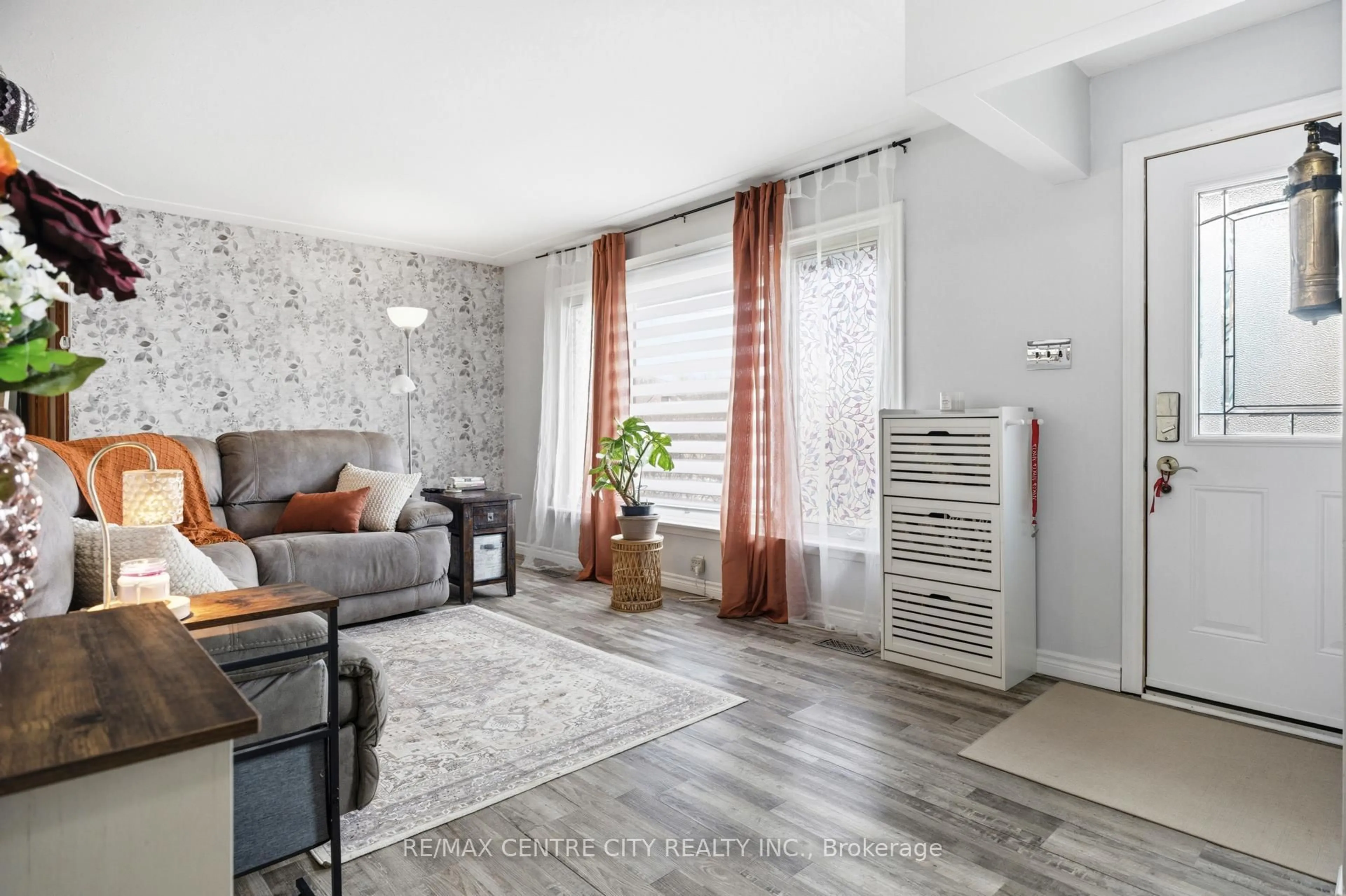 Living room with furniture, unknown for 32 Coyne St, St. Thomas Ontario N5R 4K8