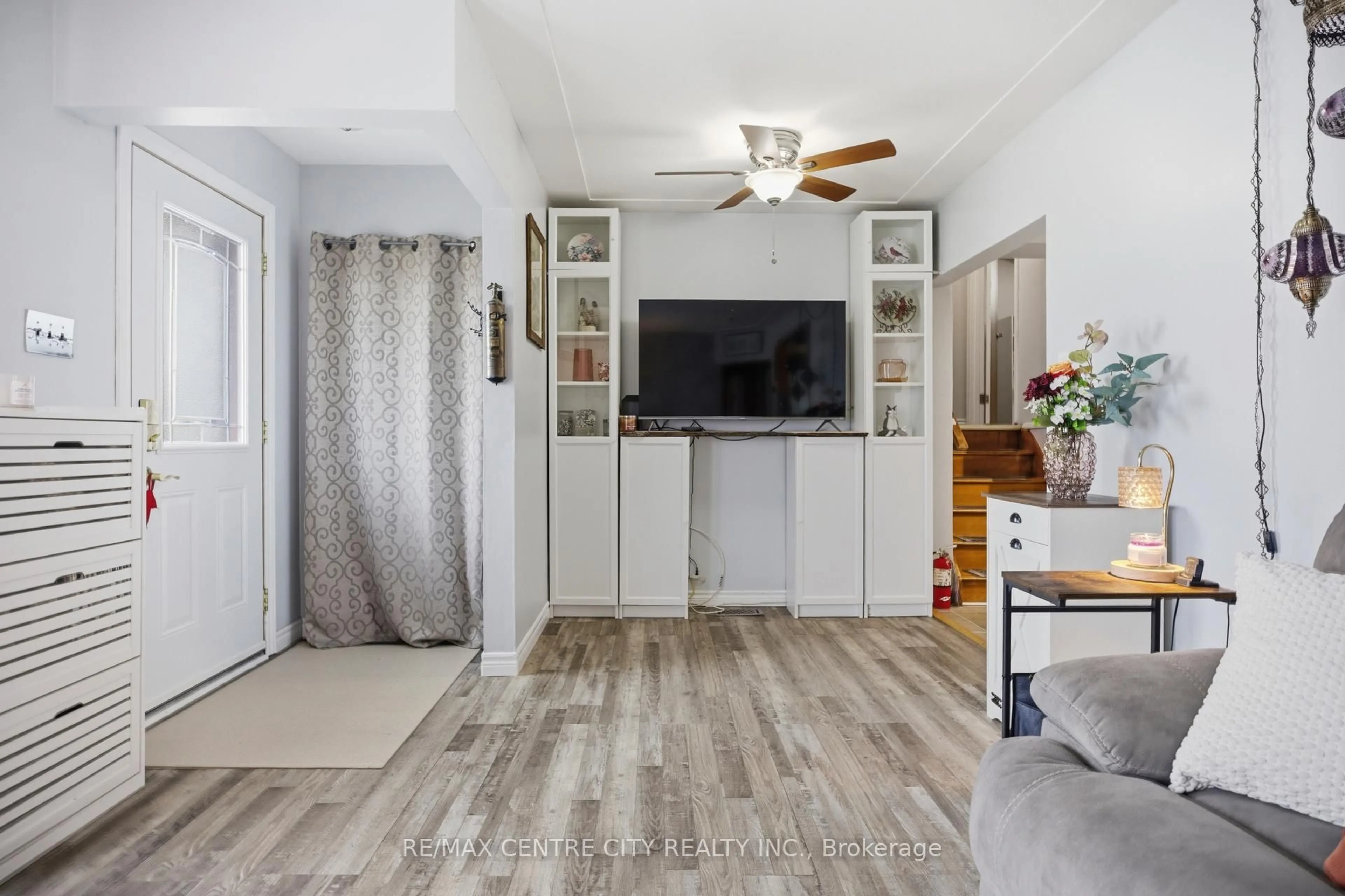 Living room with furniture, unknown for 32 Coyne St, St. Thomas Ontario N5R 4K8