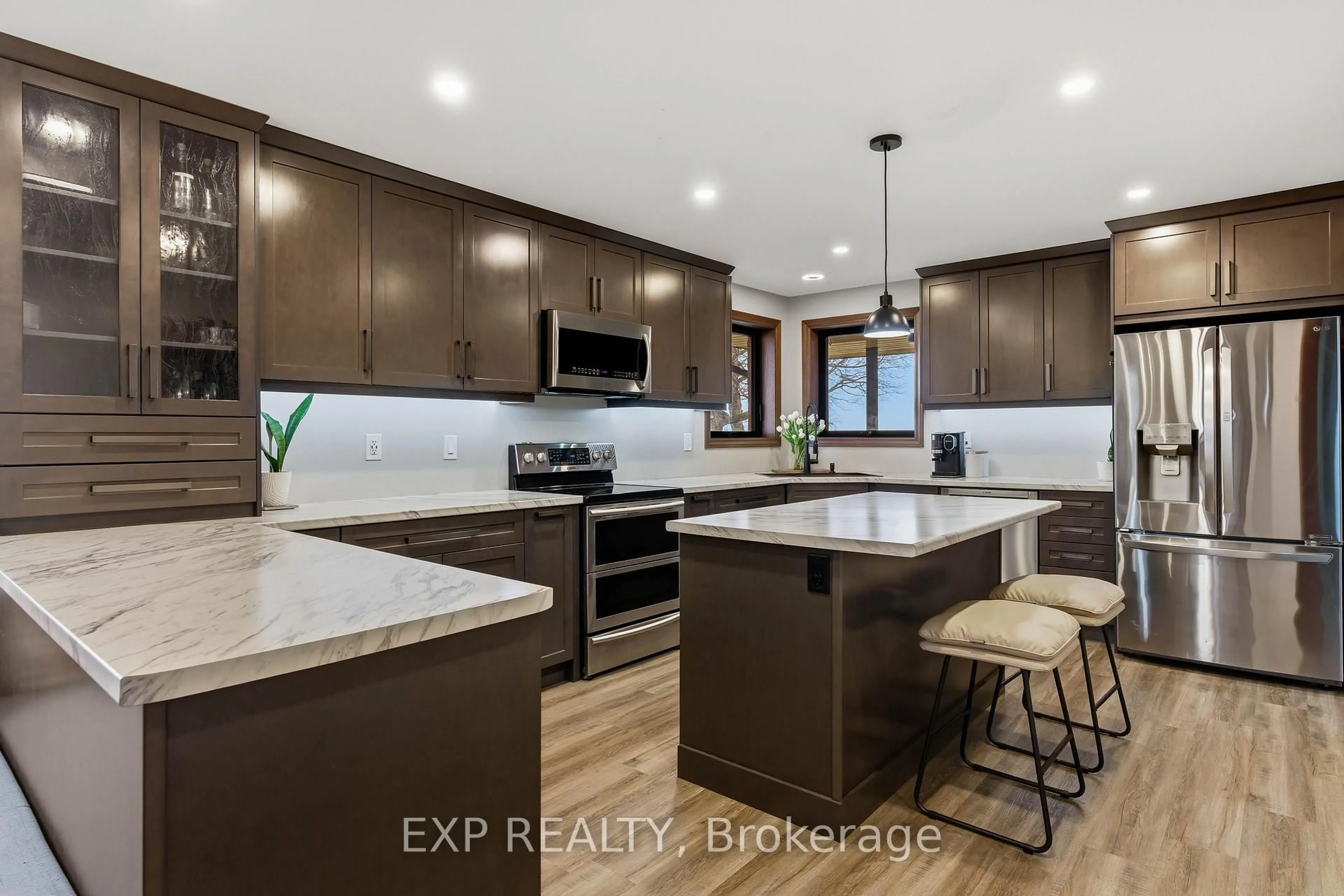 Contemporary kitchen, ceramic/tile floor for 5864 Inadale Dr, Adelaide Metcalfe Ontario N7G 3H4