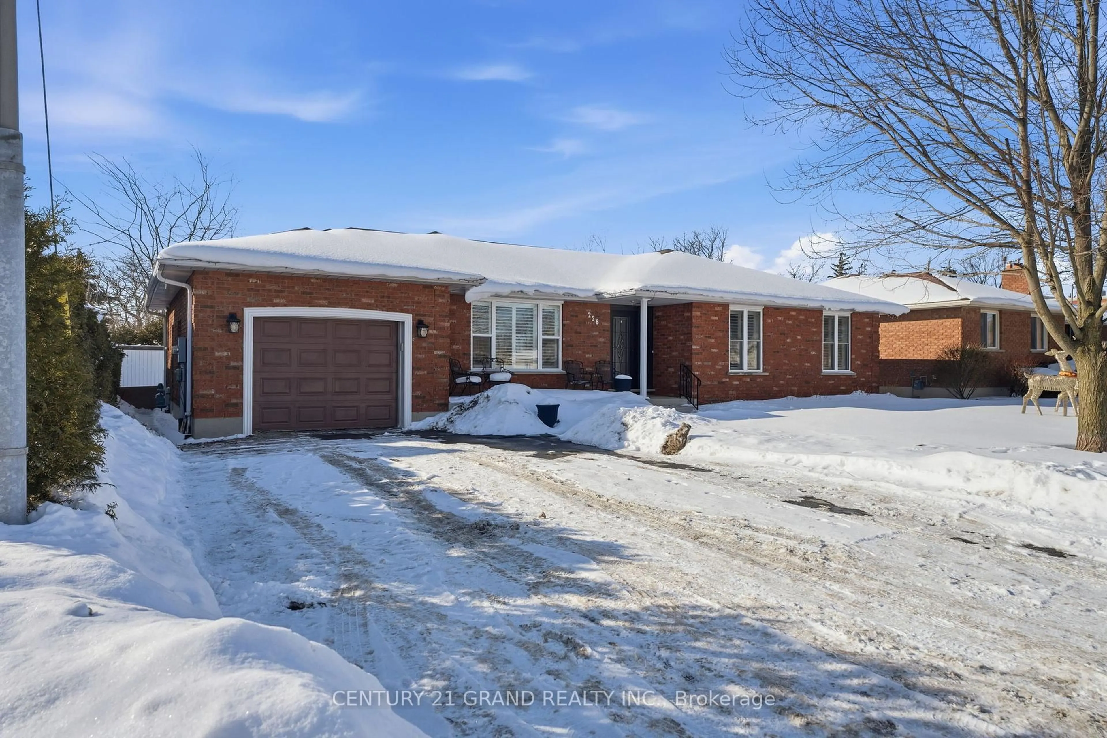 A pic from outside/outdoor area/front of a property/back of a property/a pic from drone, street for 256 Howard St, Norfolk Ontario N0E 1Y0