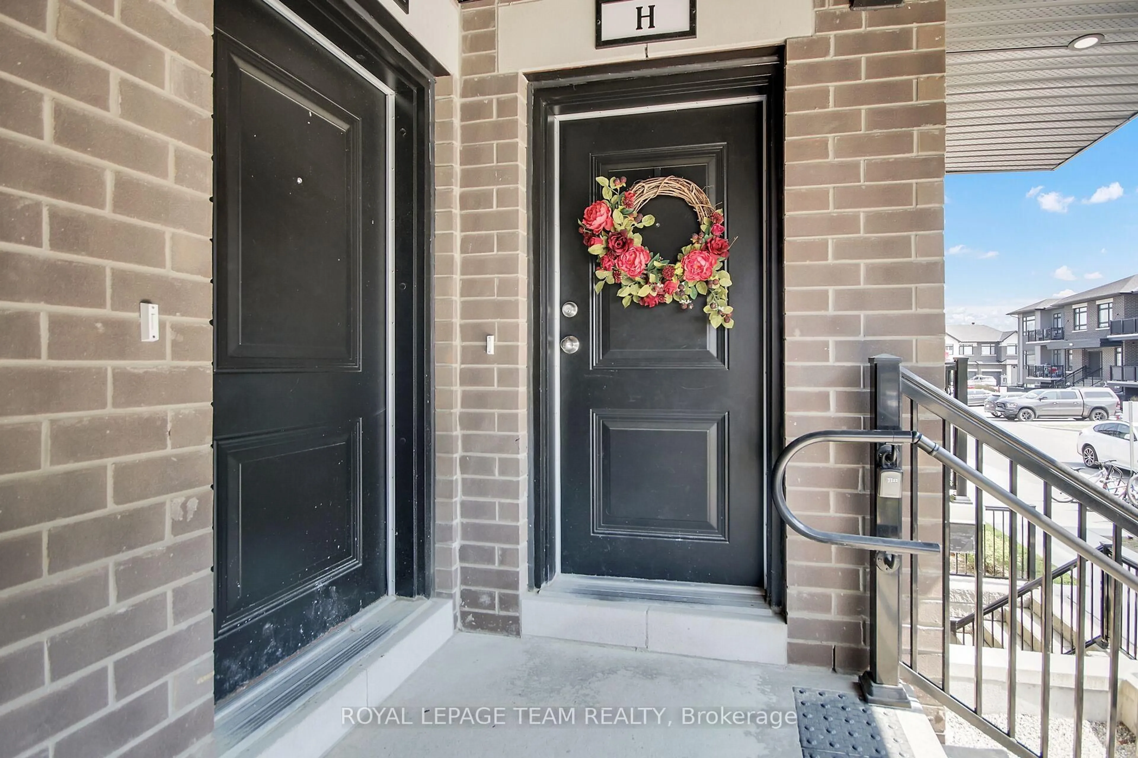 Indoor entryway for 300 Tulum Cres #H, Ottawa Ontario K2S 2Y4