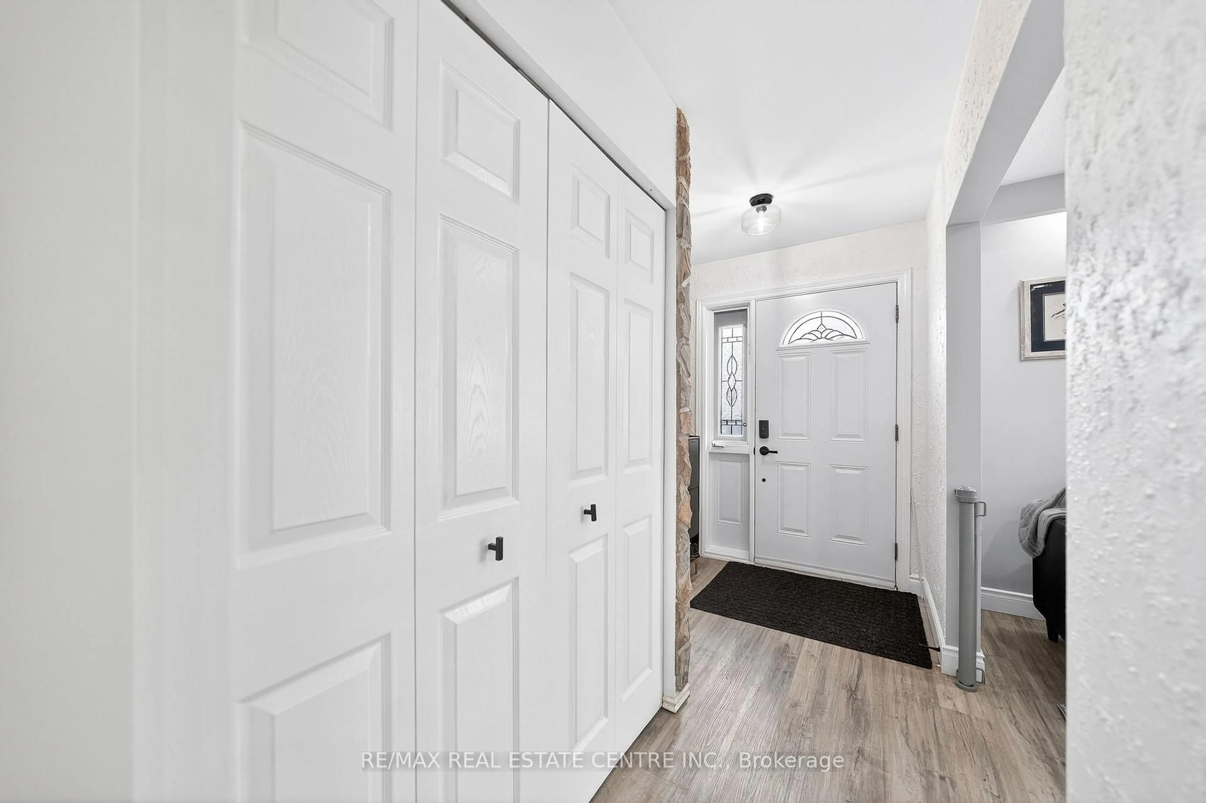 Indoor entryway for 1212 Mary Ave, Cambridge Ontario N3H 4N7
