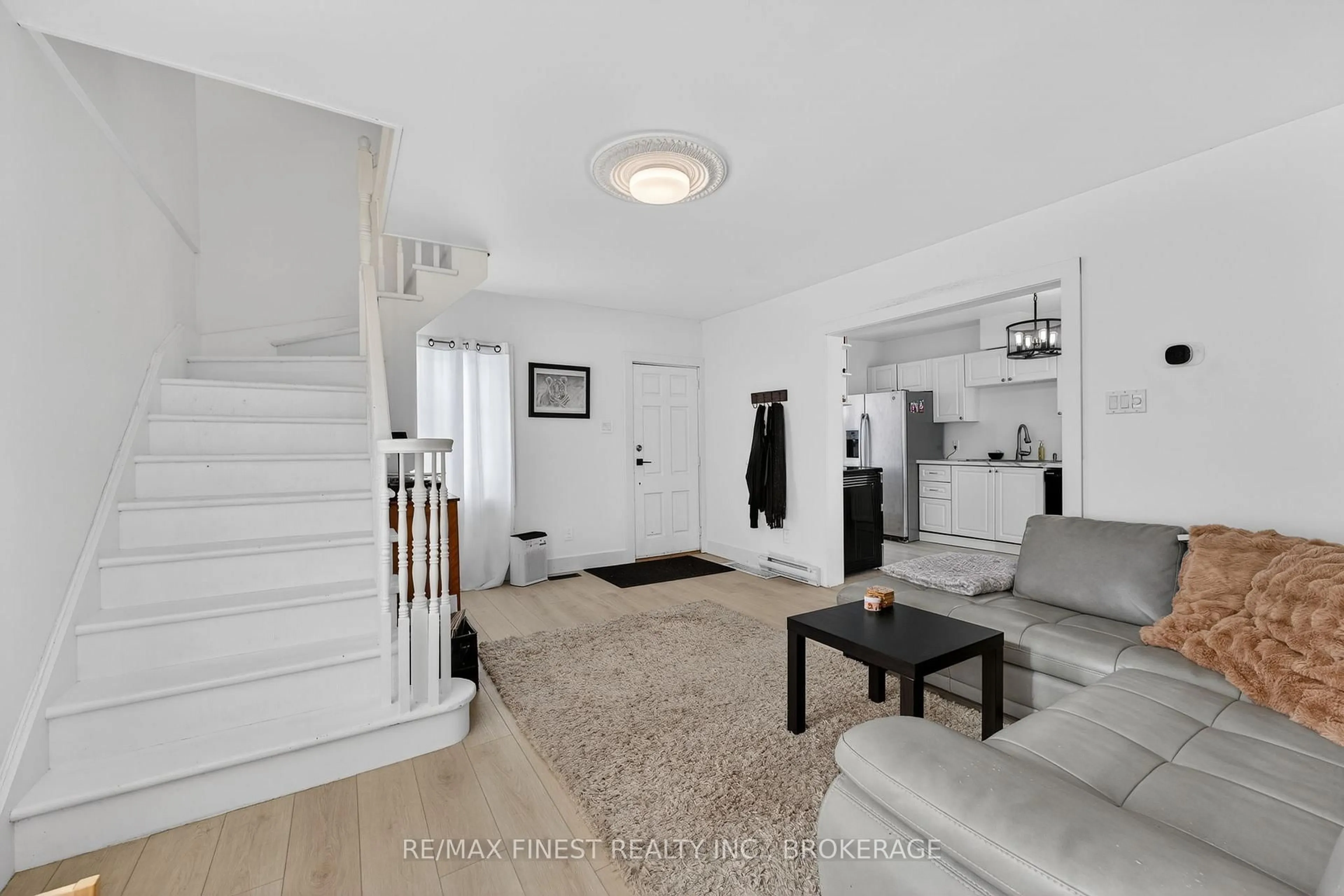 Indoor entryway for 2706 Highway 38, Mcdonalds Corners Ontario K0H 1M0