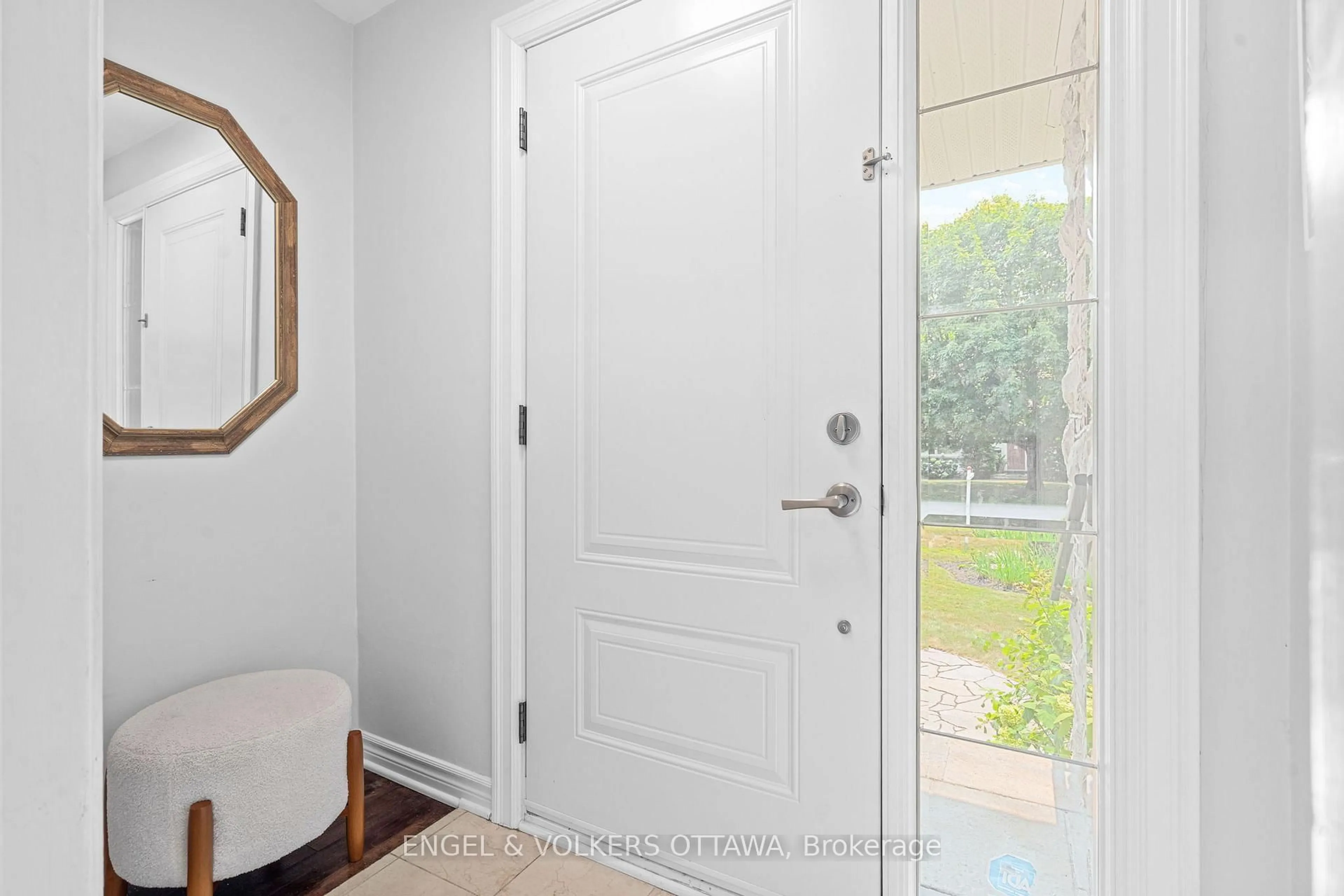 Indoor entryway for 249 Faircrest Rd, Ottawa Ontario K1H 5C9