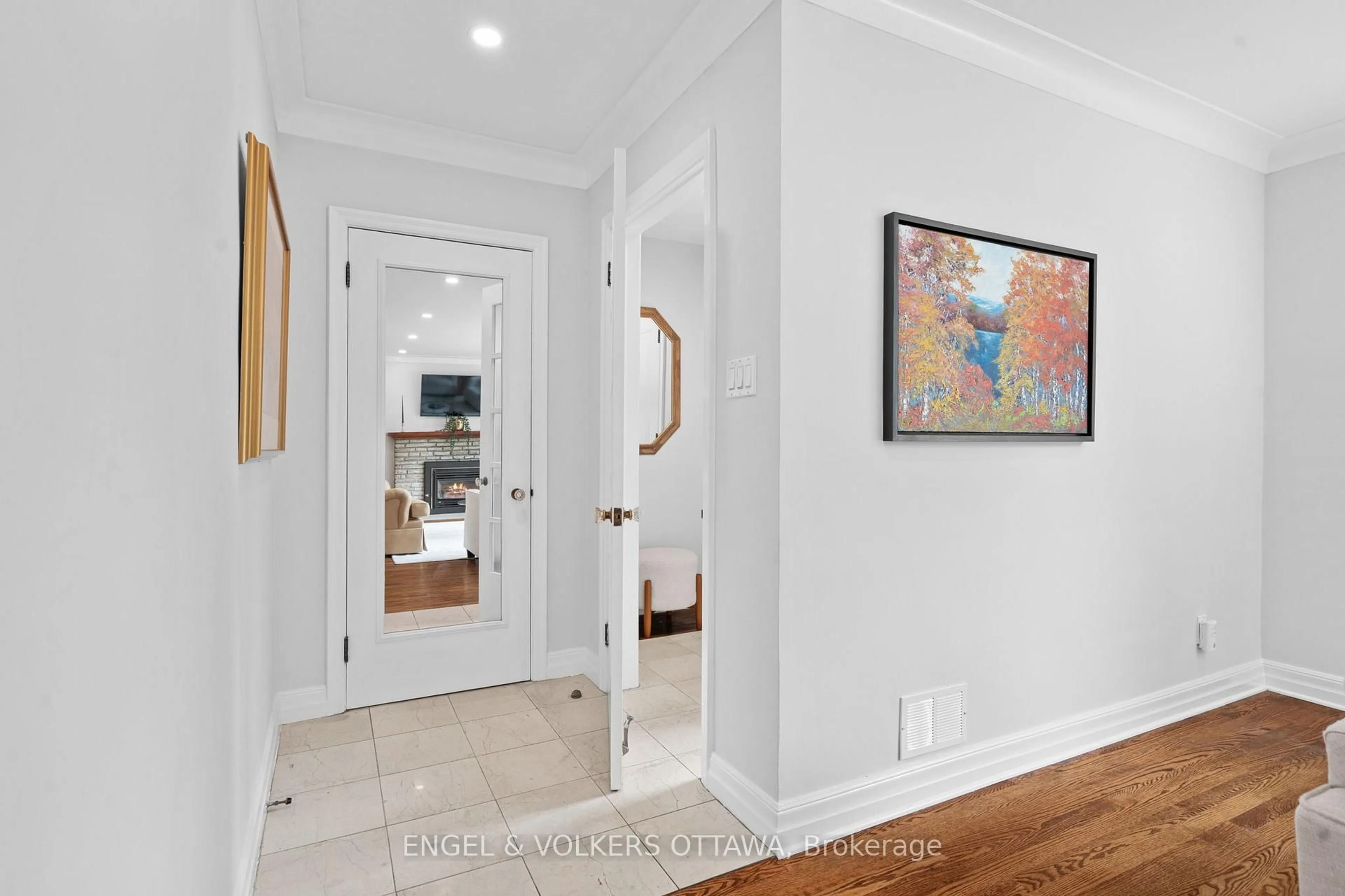 Indoor entryway for 249 Faircrest Rd, Ottawa Ontario K1H 5C9