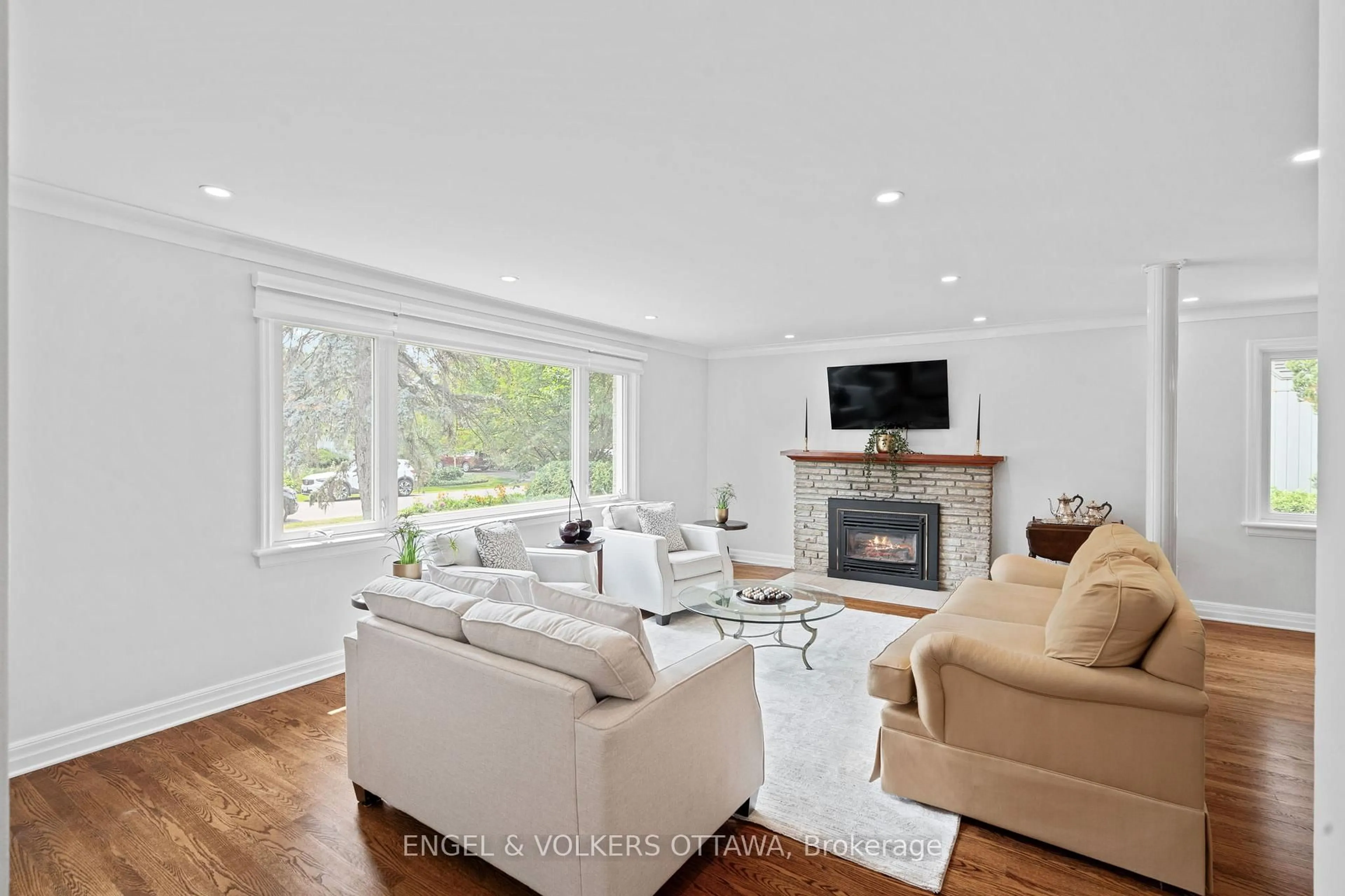 Living room with furniture, wood/laminate floor for 249 Faircrest Rd, Ottawa Ontario K1H 5C9