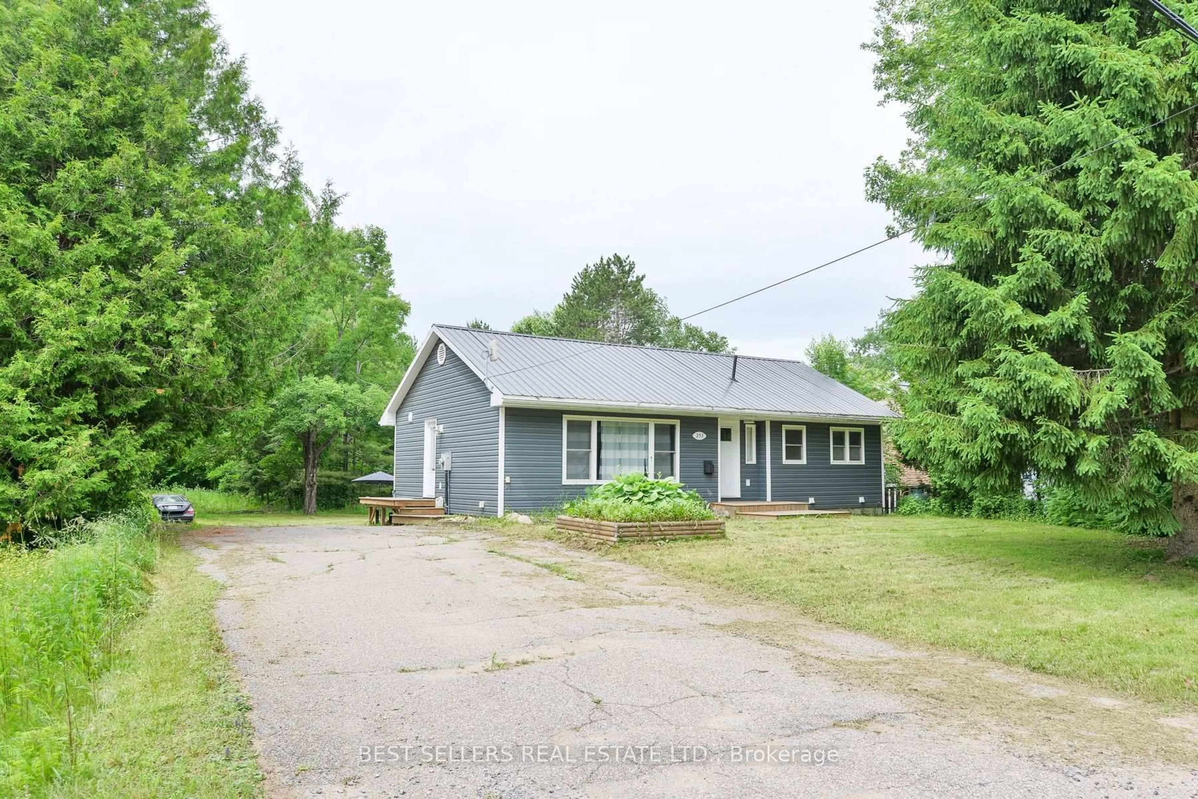 A pic from outside/outdoor area/front of a property/back of a property/a pic from drone, street for 253 Maple St, Bracebridge Ontario P1L 1K3