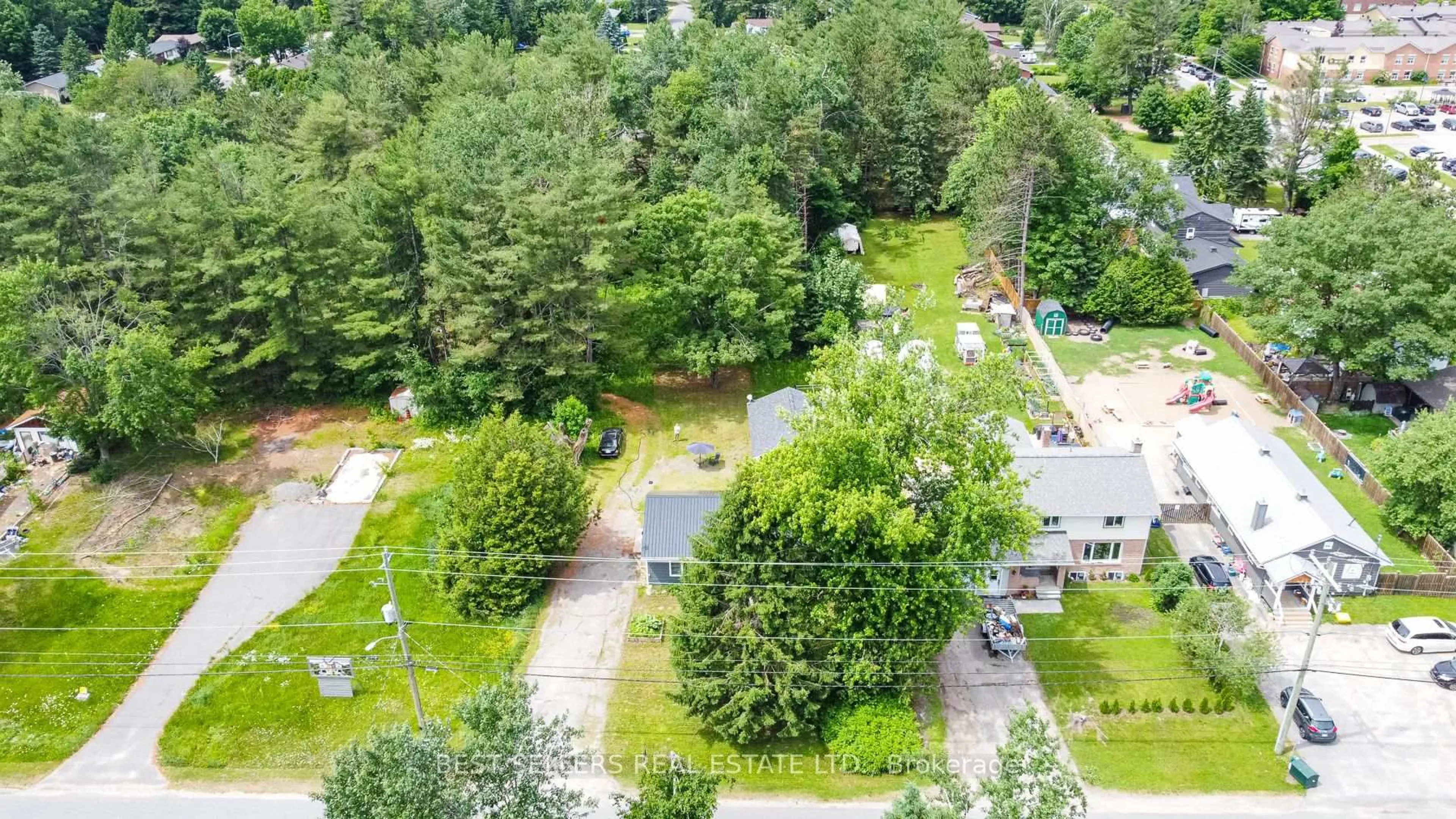A pic from outside/outdoor area/front of a property/back of a property/a pic from drone, forest/trees view for 253 Maple St, Bracebridge Ontario P1L 1K3