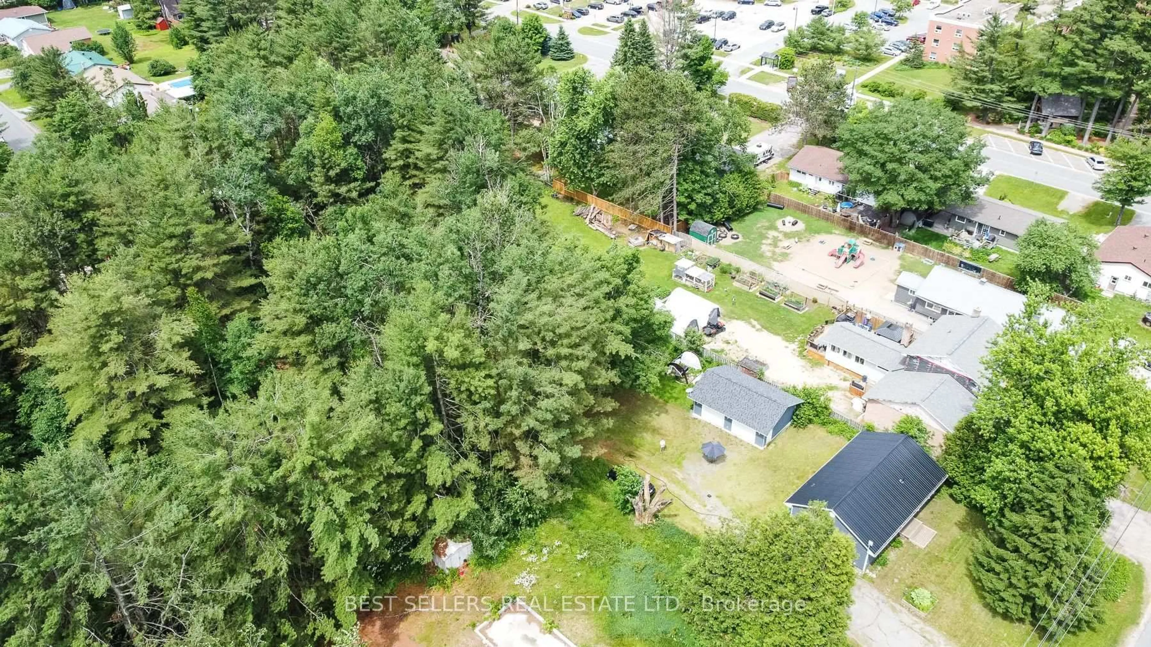 A pic from outside/outdoor area/front of a property/back of a property/a pic from drone, forest/trees view for 253 Maple St, Bracebridge Ontario P1L 1K3