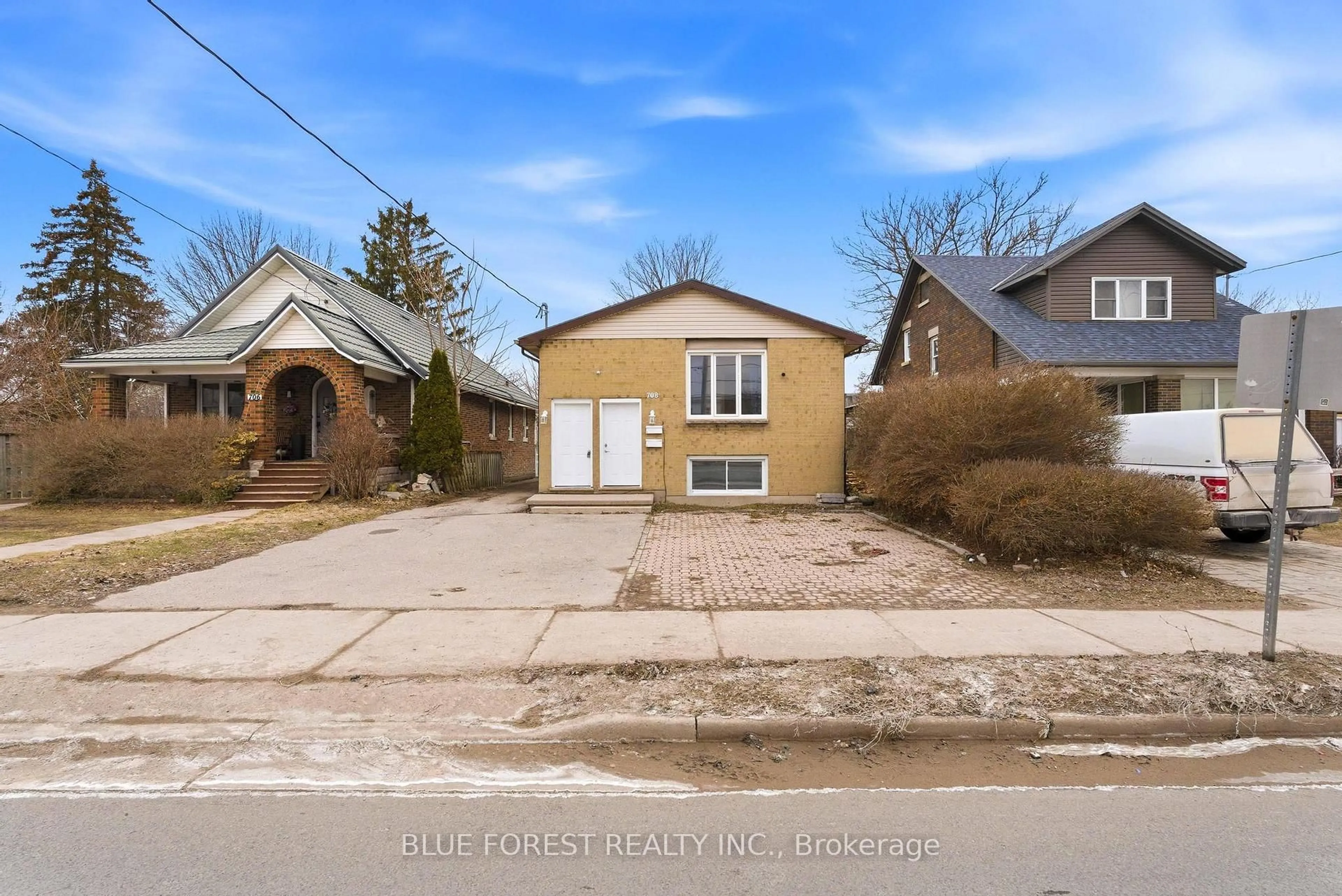 A pic from outside/outdoor area/front of a property/back of a property/a pic from drone, street for 708 Oxford St, London East Ontario N5Y 3J6