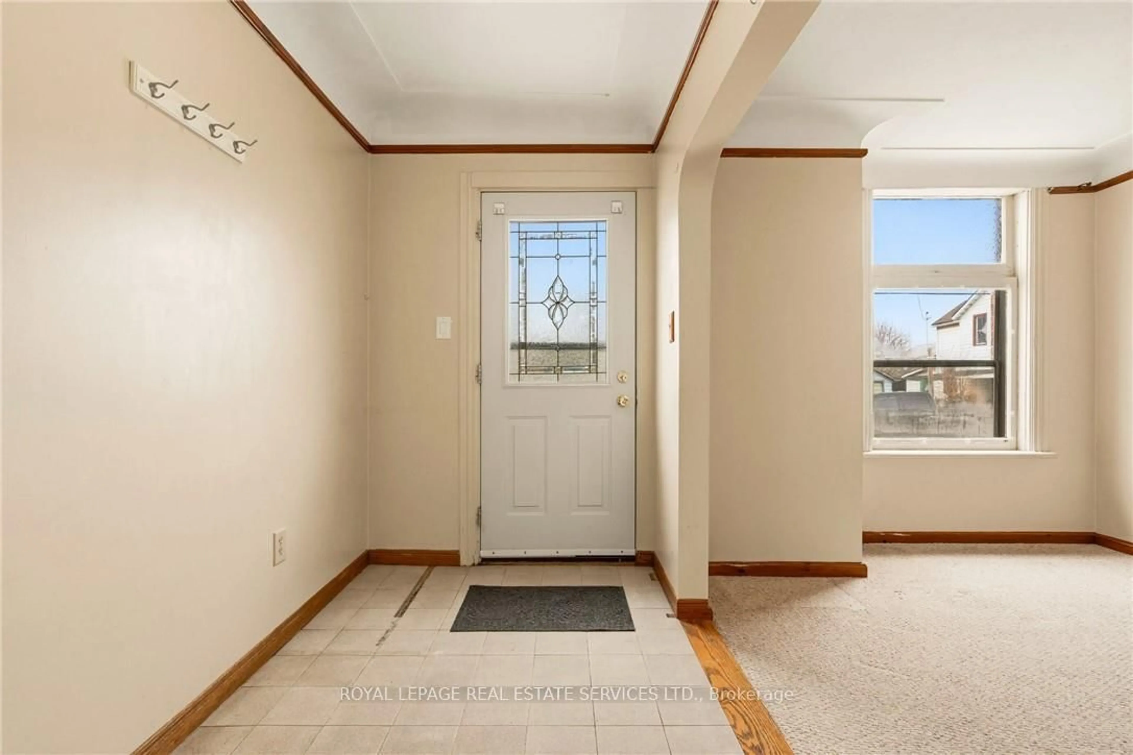 Indoor entryway for 164 and 170 Macaulay St, Hamilton Ontario L8L 3X6