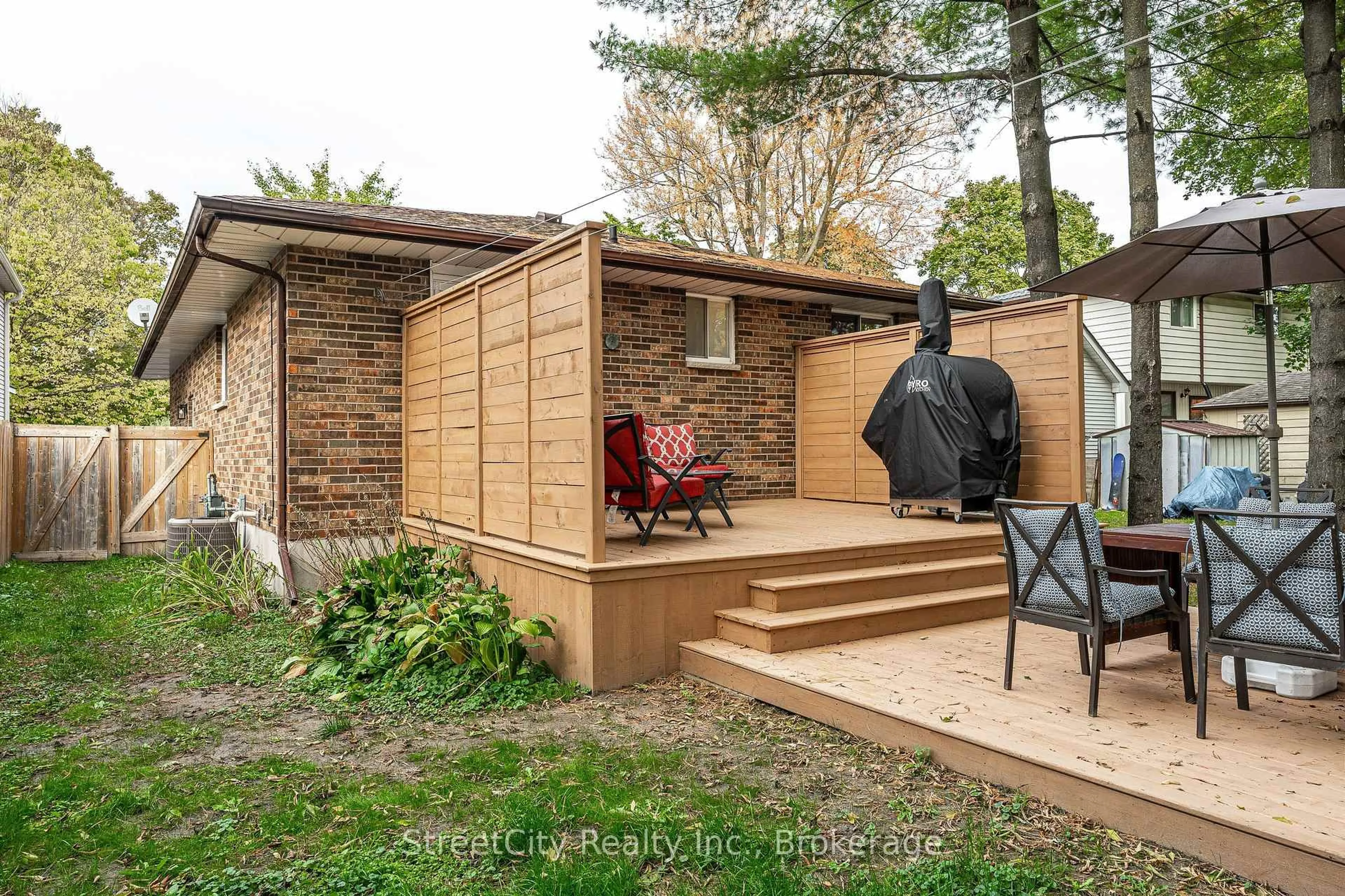 Patio, street for 525 Albert St, Stratford Ontario N5A 3L6