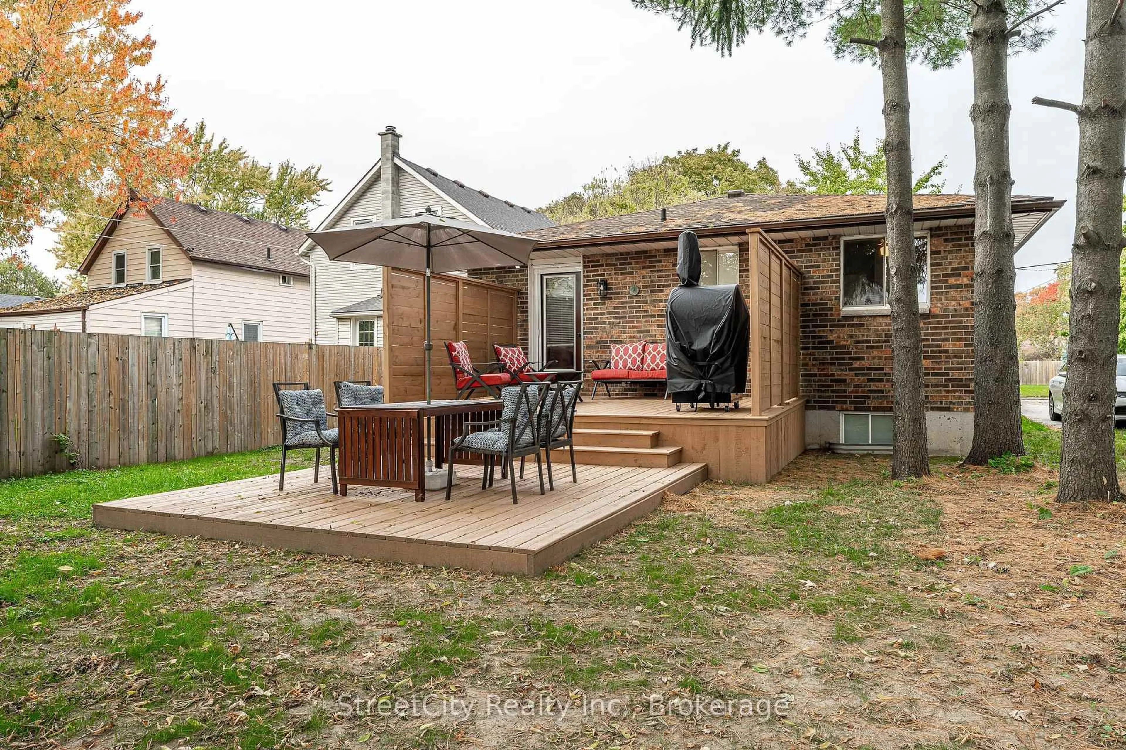 Patio, street for 525 Albert St, Stratford Ontario N5A 3L6