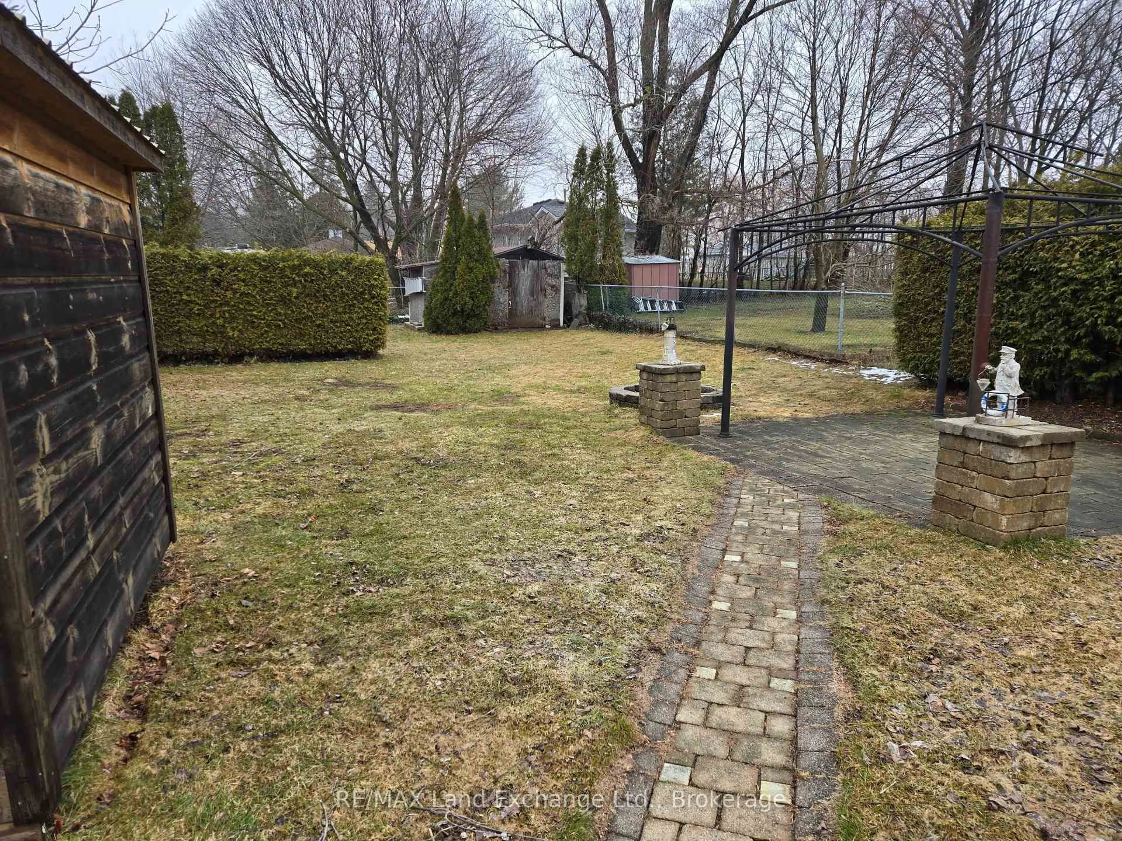 A pic from outside/outdoor area/front of a property/back of a property/a pic from drone, street for 317 Nelson St, Kincardine Ontario N2Z 1X7