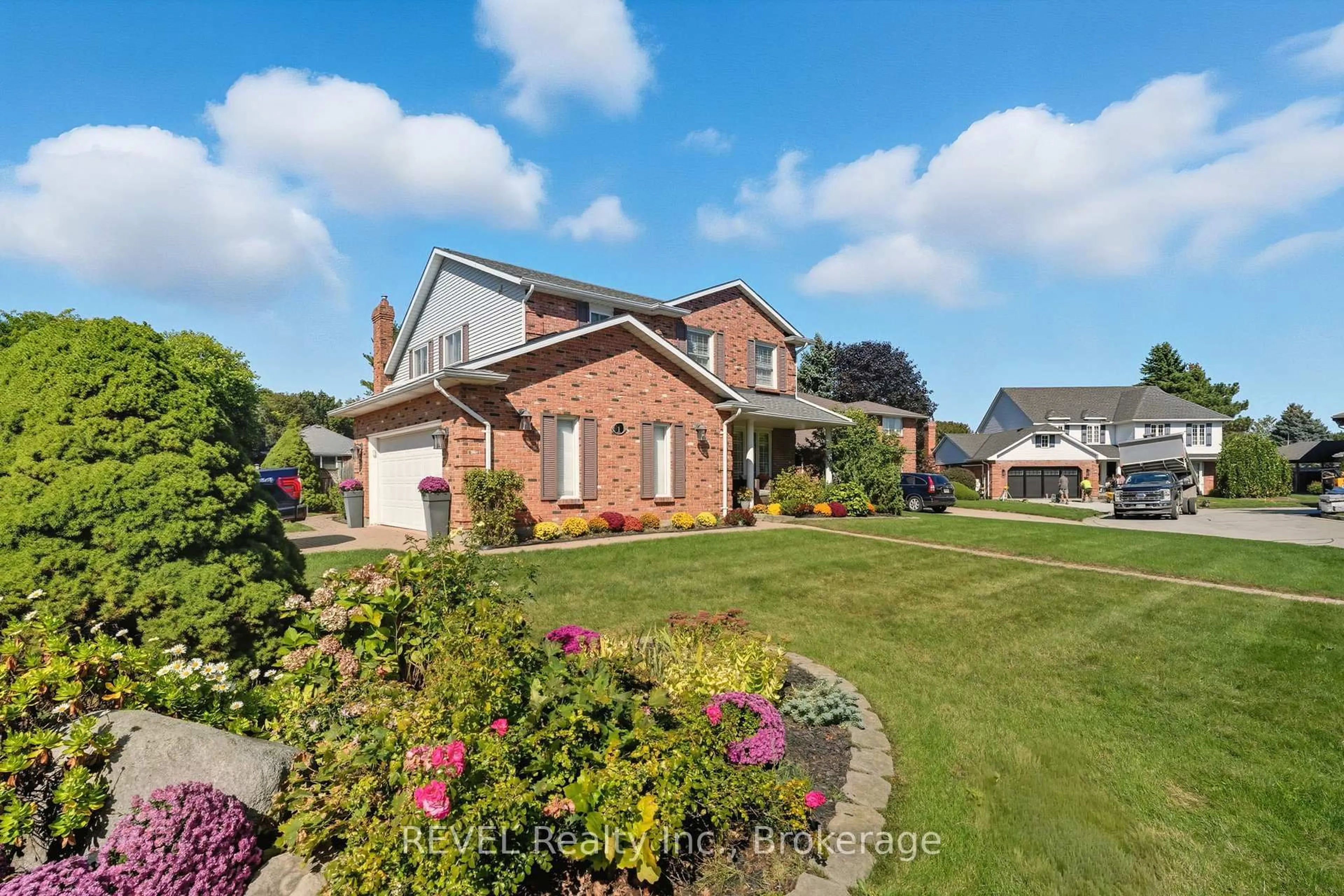 A pic from outside/outdoor area/front of a property/back of a property/a pic from drone, street for 1 Spartan Crt, St. Catharines Ontario L2N 7M5