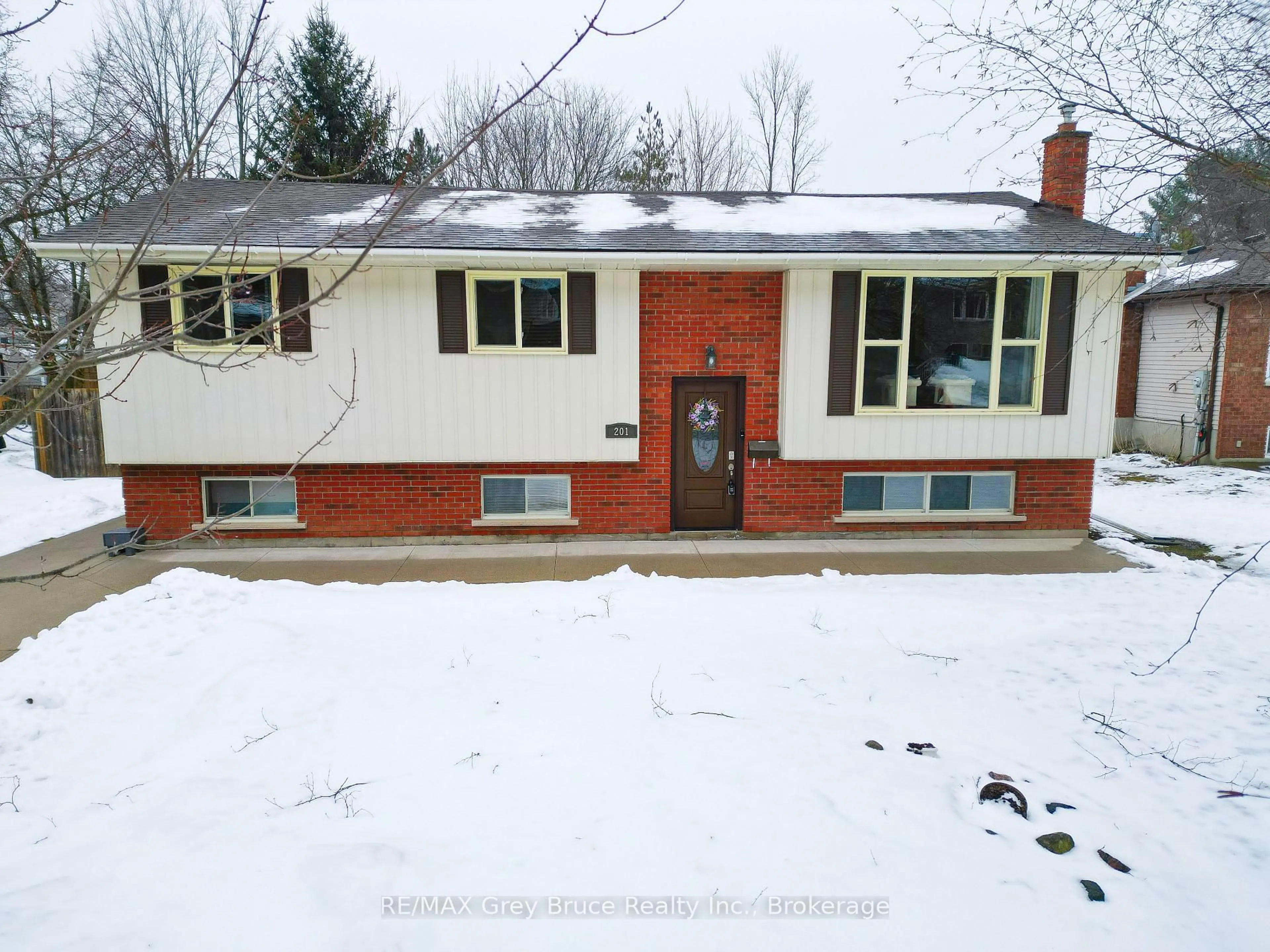 A pic from outside/outdoor area/front of a property/back of a property/a pic from drone, unknown for 201 6th Ave, Owen Sound Ontario N4K 6J2