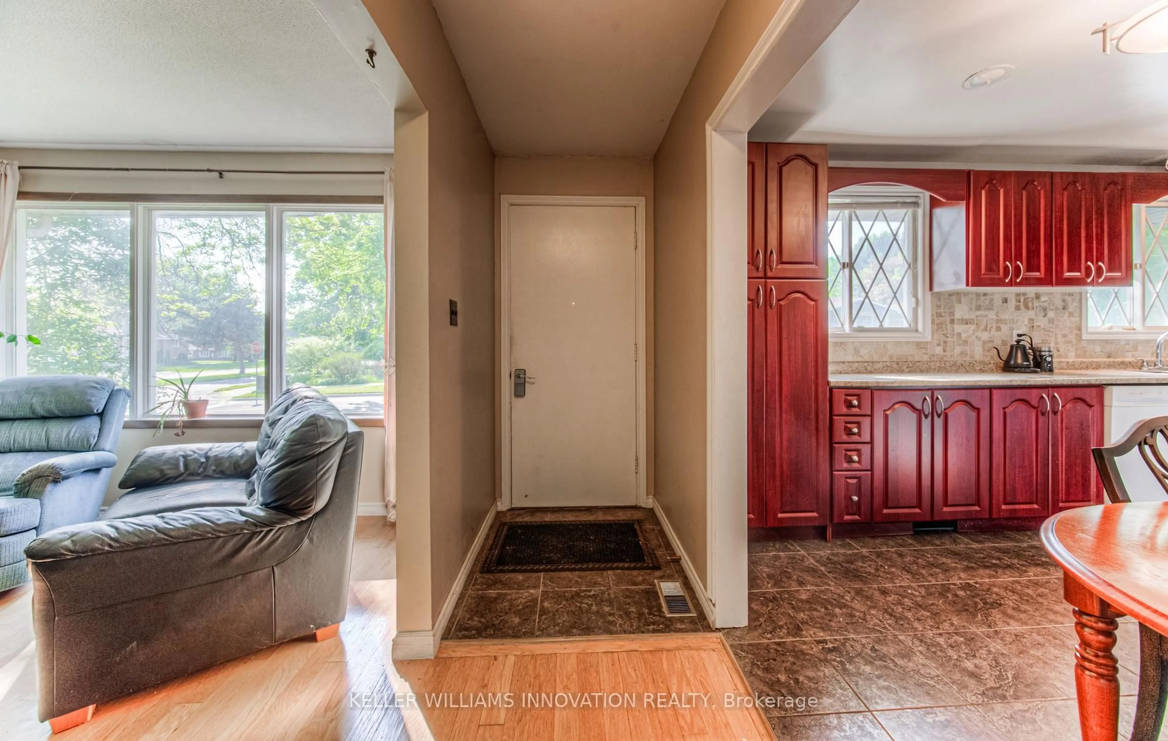 Indoor entryway for 553 Teakwood Dr, Waterloo Ontario N2L 4L5