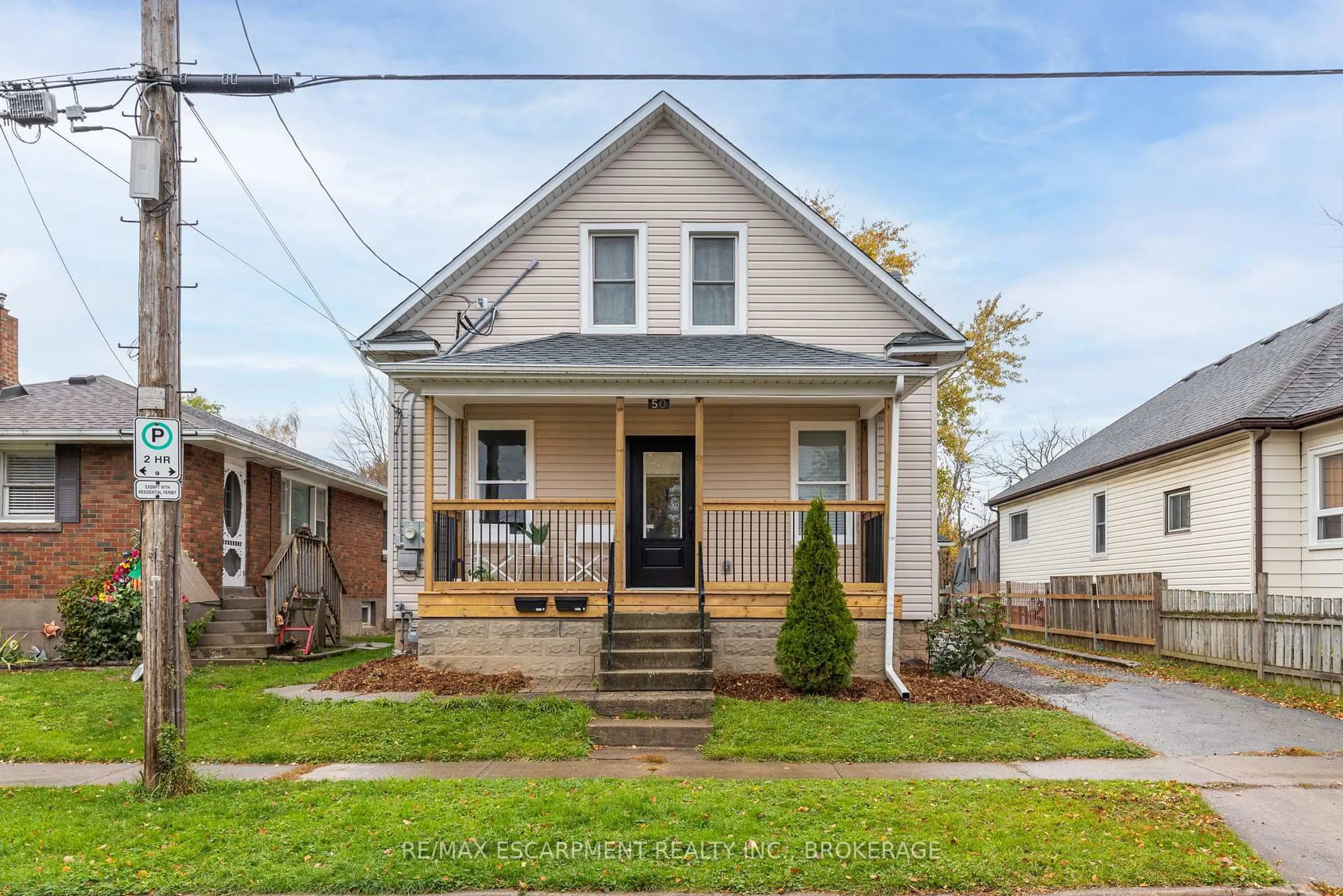 Home with vinyl exterior material, street for 50 Fifth St, Welland Ontario L3B 4Z5