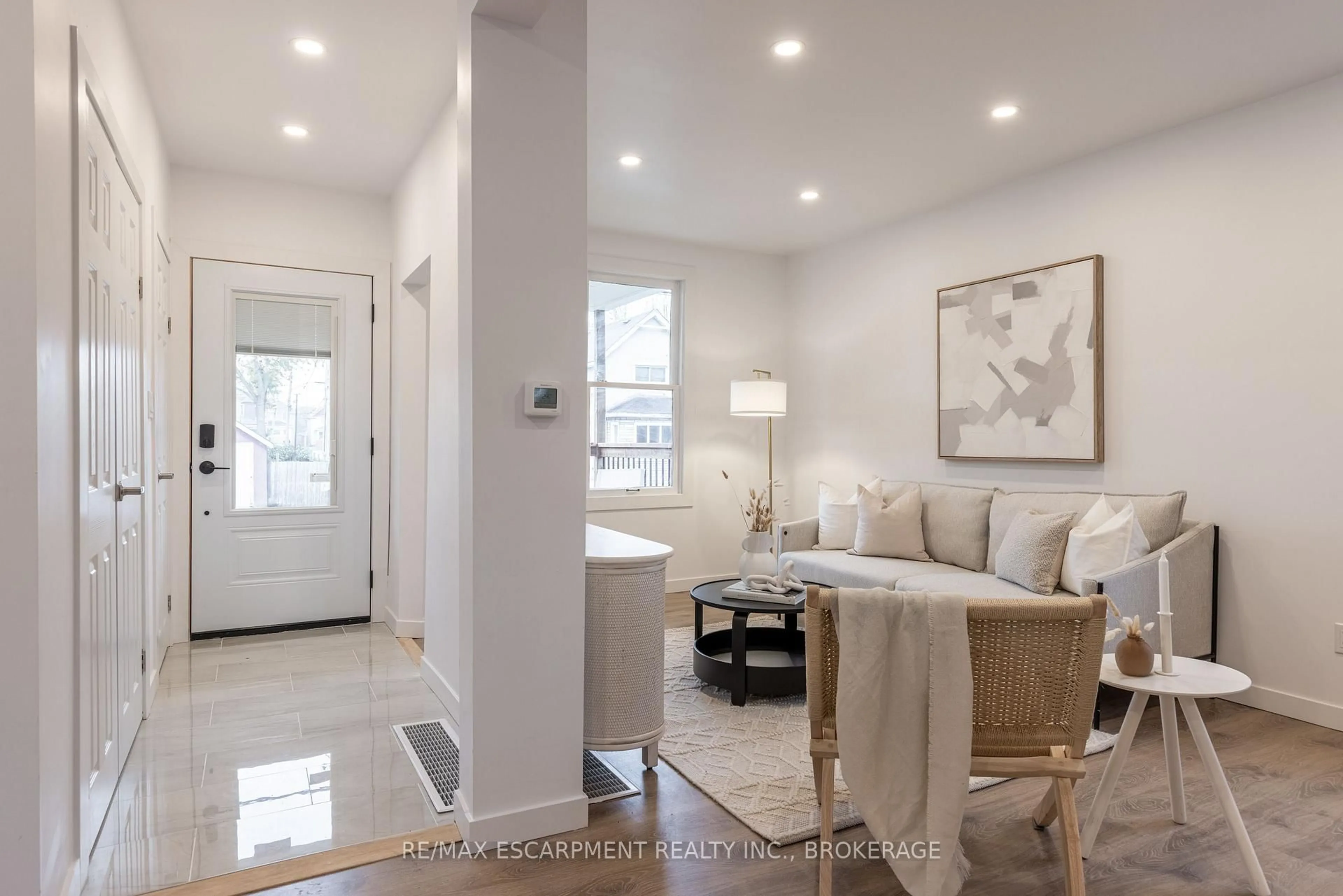 Indoor entryway for 50 Fifth St, Welland Ontario L3B 4Z5