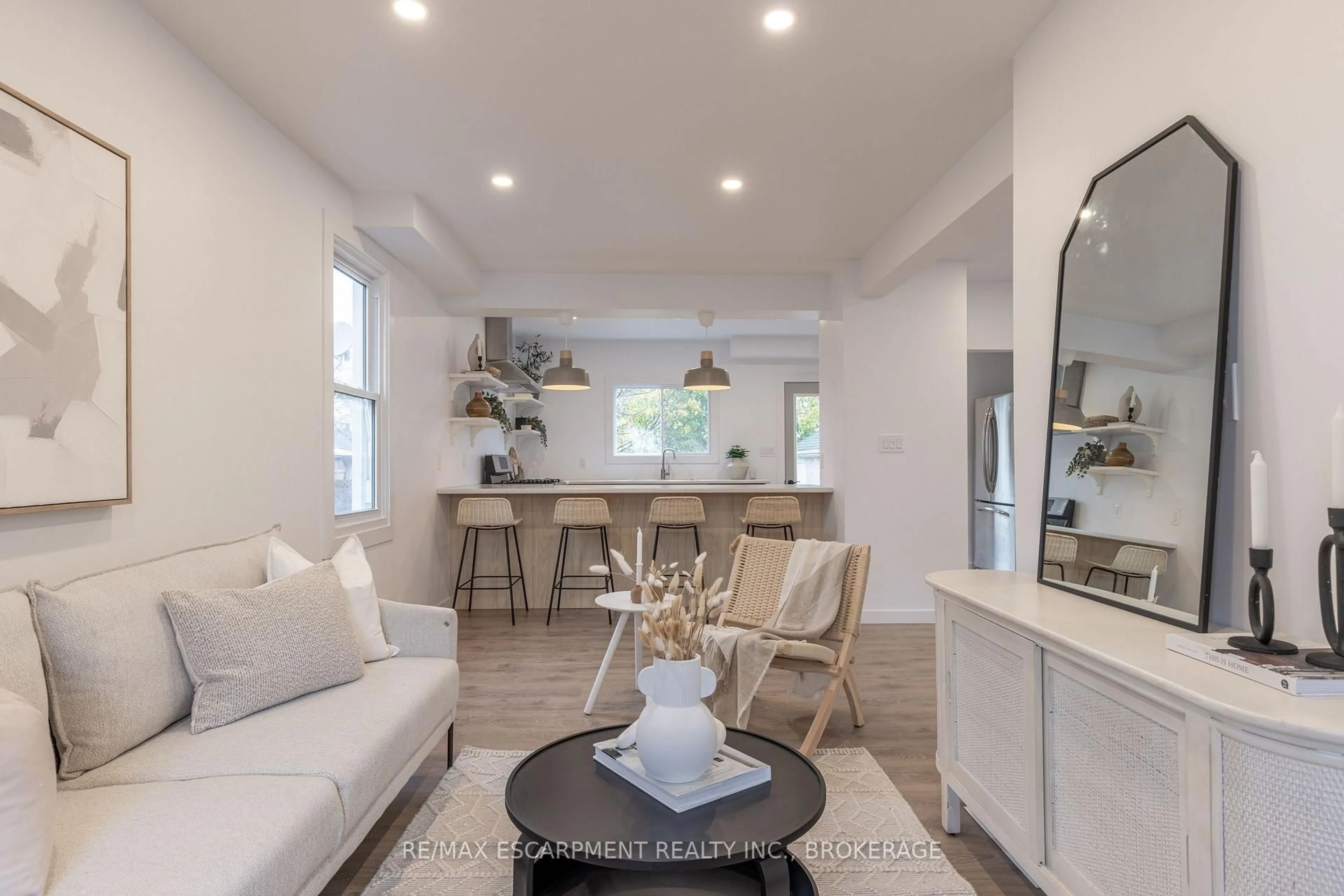 Living room with furniture, unknown for 50 Fifth St, Welland Ontario L3B 4Z5