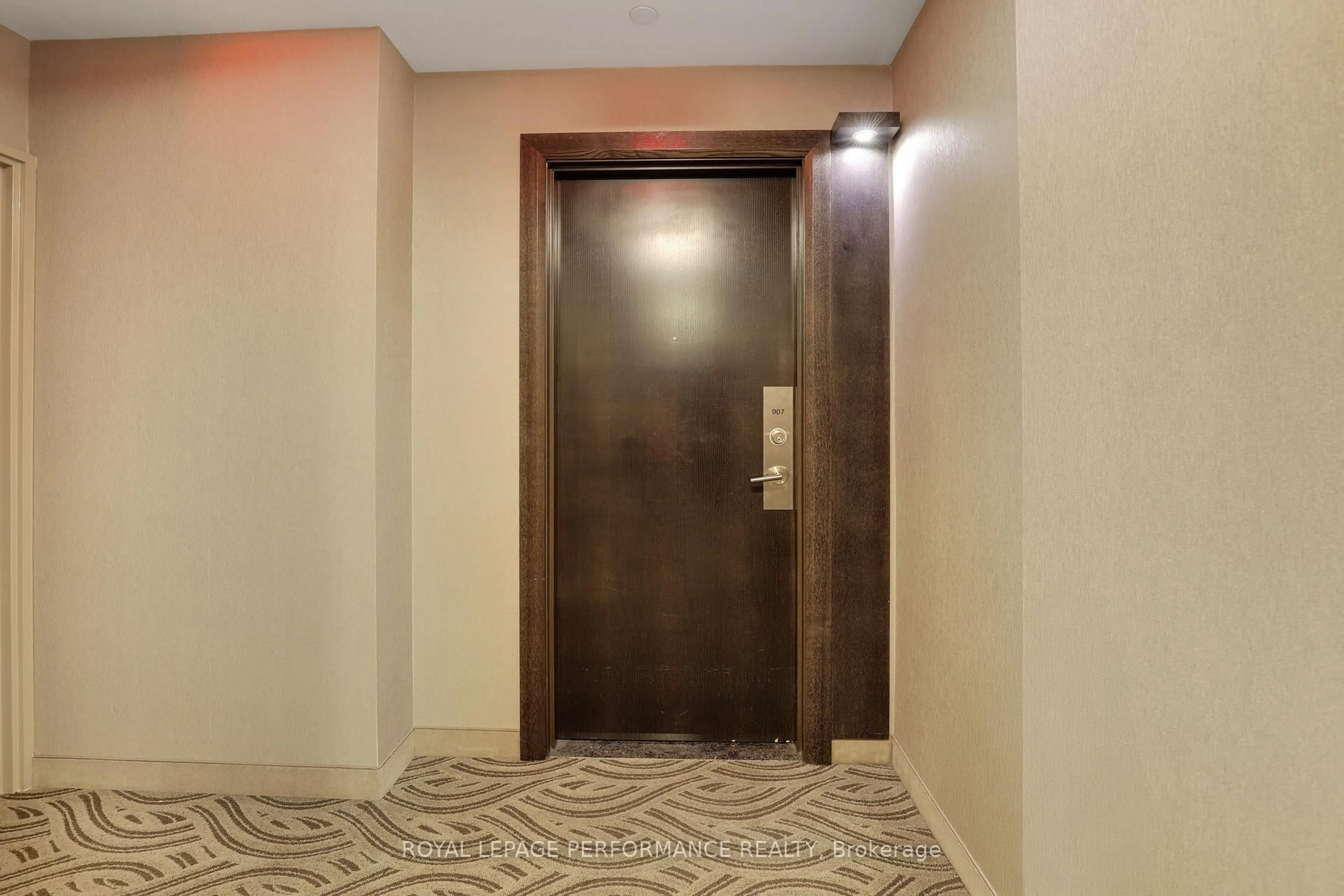 Indoor foyer for 1035 Bank St #907, Ottawa Ontario K1S 5K3