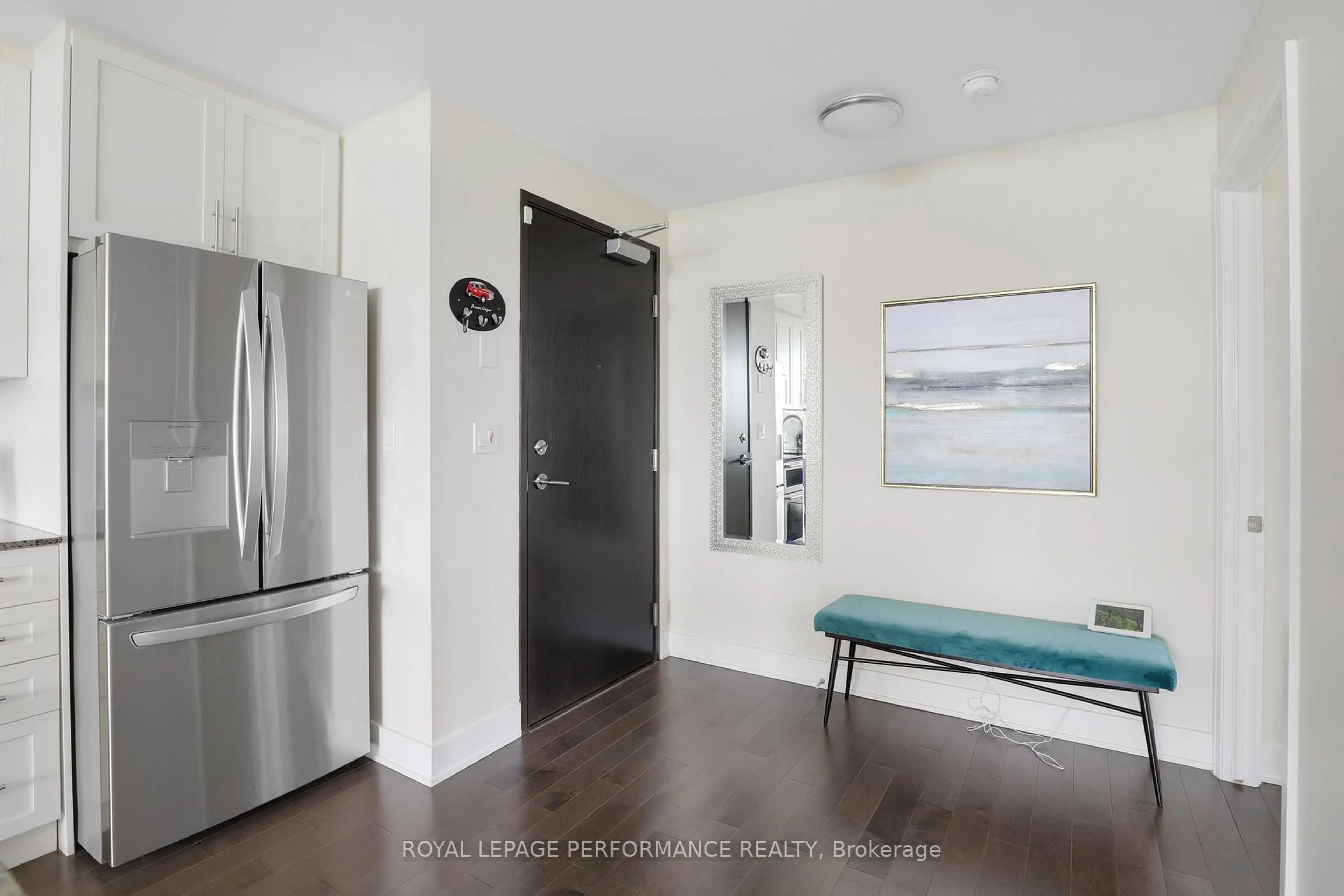 Indoor entryway for 1035 Bank St #907, Ottawa Ontario K1S 5K3