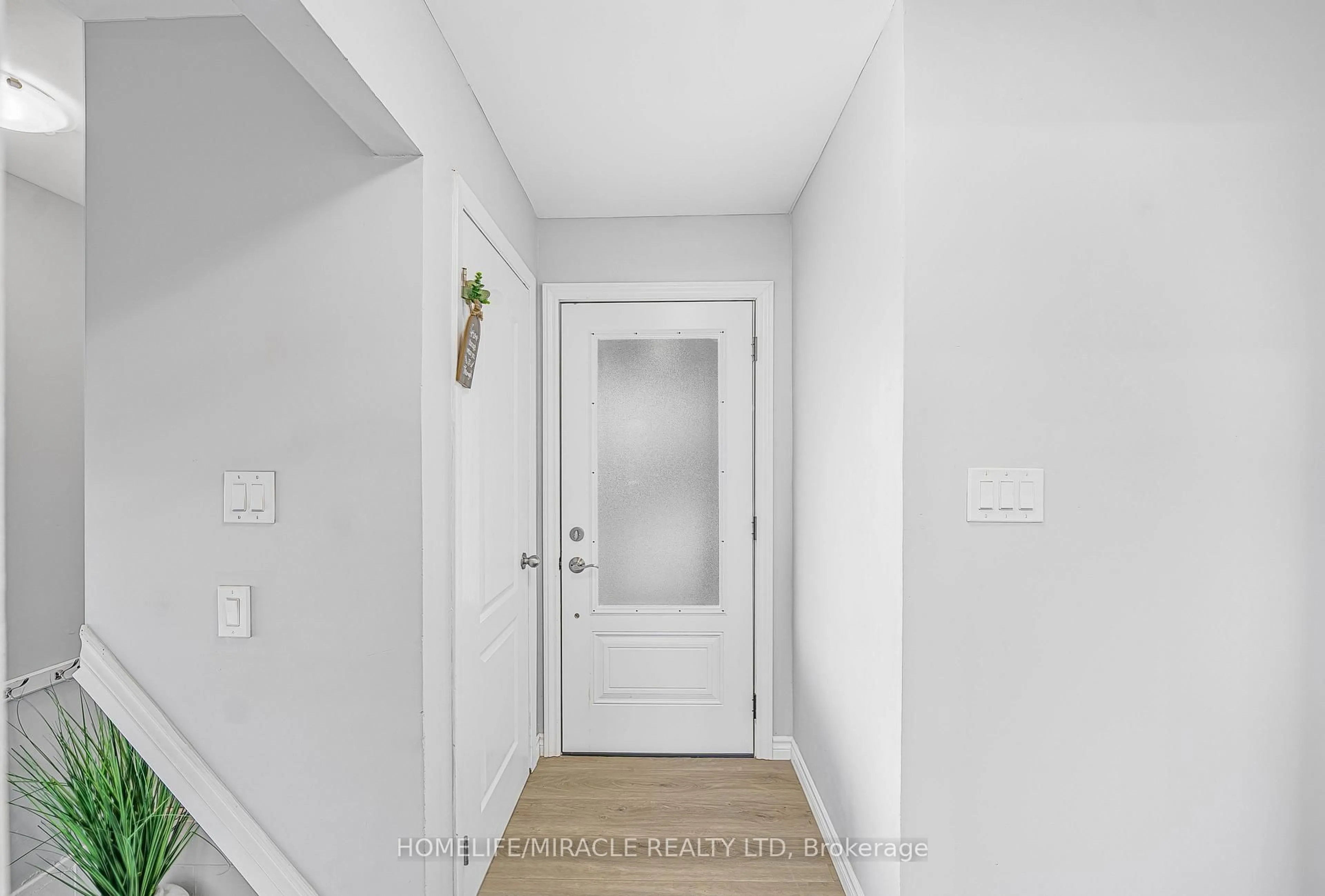Indoor entryway for 207 Baker St, Stirling Ontario K0K 3E0