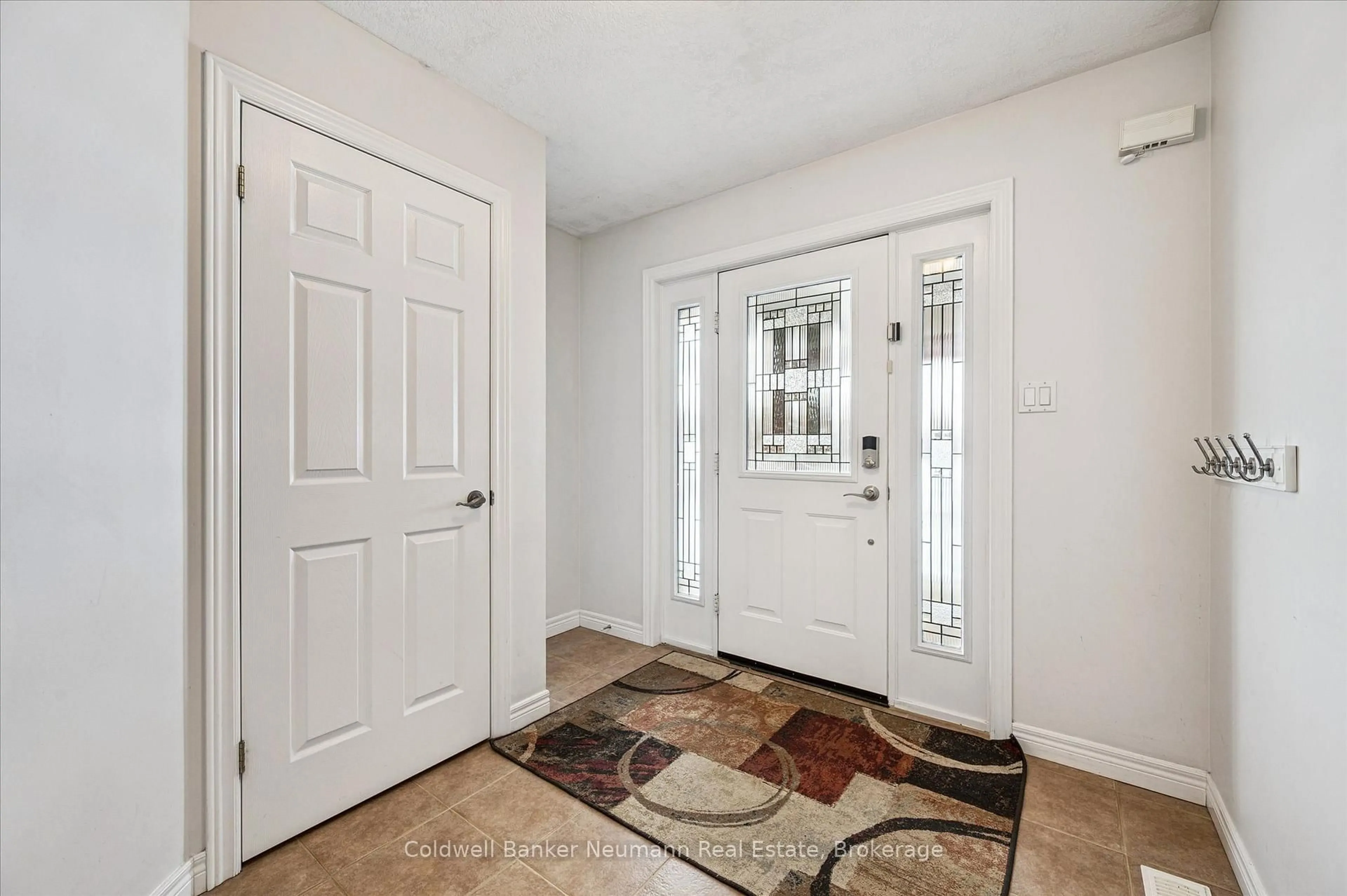 Indoor entryway for 176 Colonial Dr, Guelph Ontario N1L 1T7