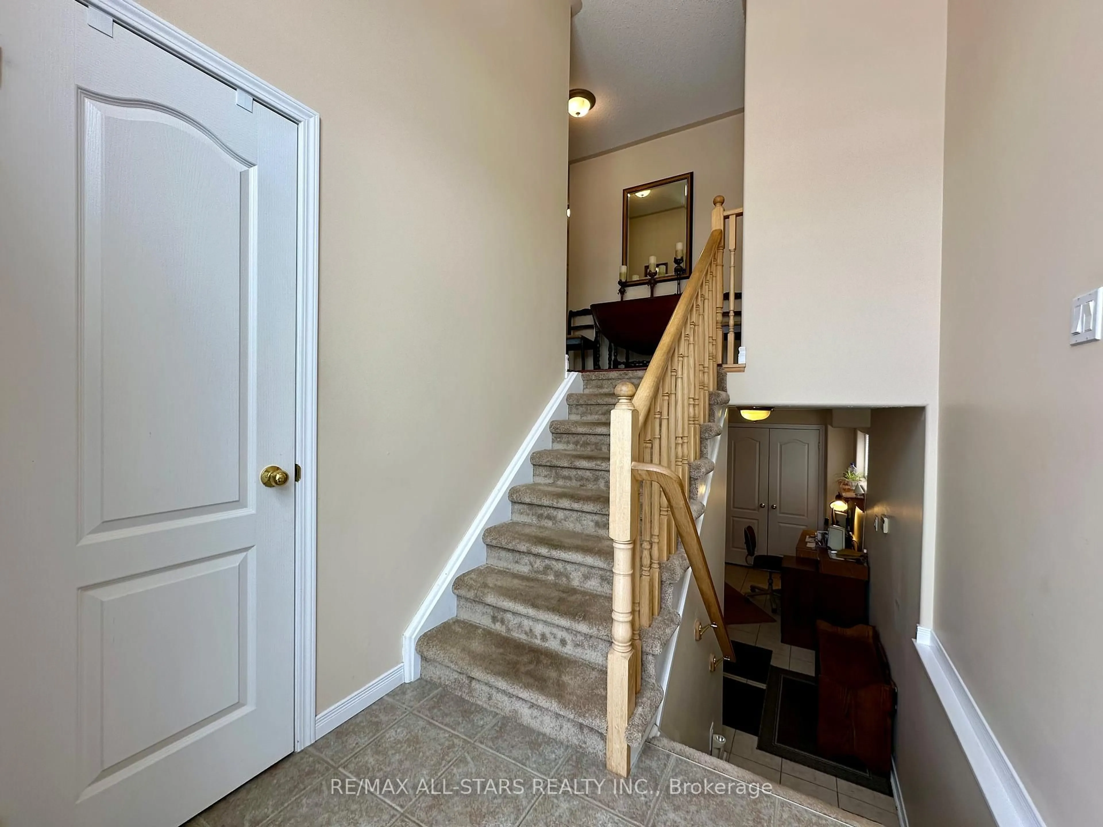 Indoor foyer for 478 Abound Cres, Peterborough Ontario K0L 2H0