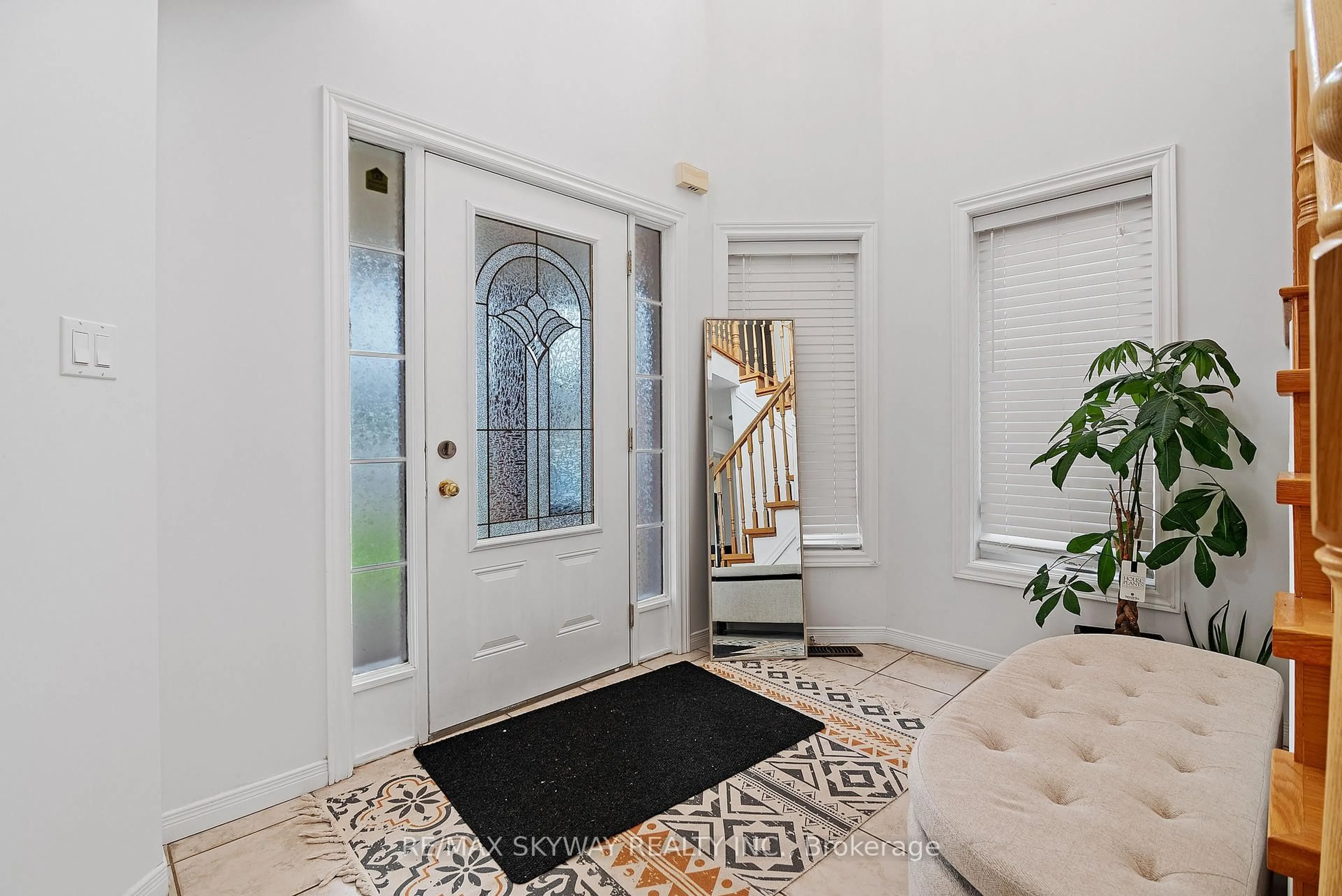 Indoor foyer for 116 Severn Dr, Guelph Ontario N1E 7K6