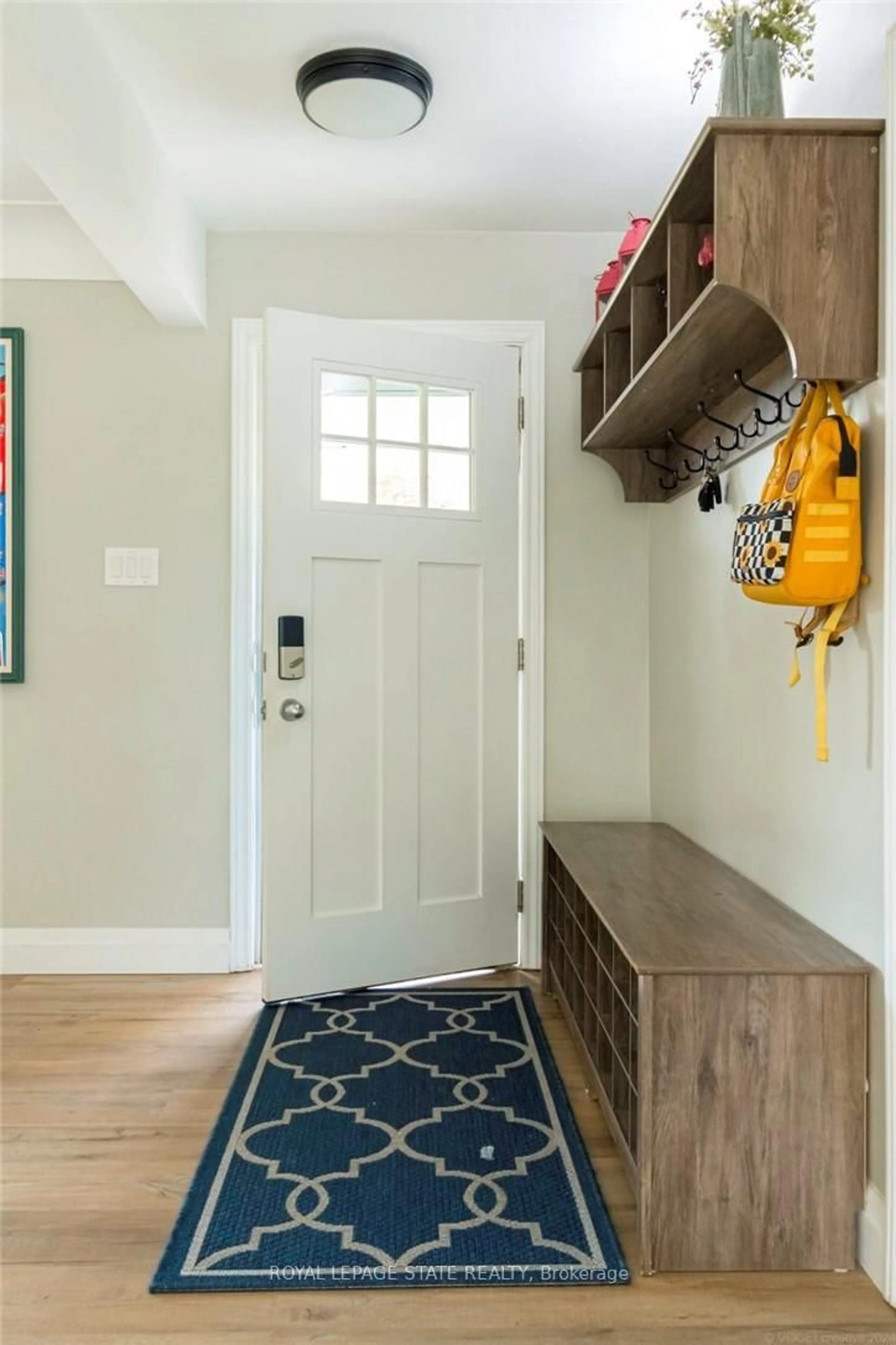 Indoor entryway for 183 Sunnyridge Rd, Hamilton Ontario L0R 1R0