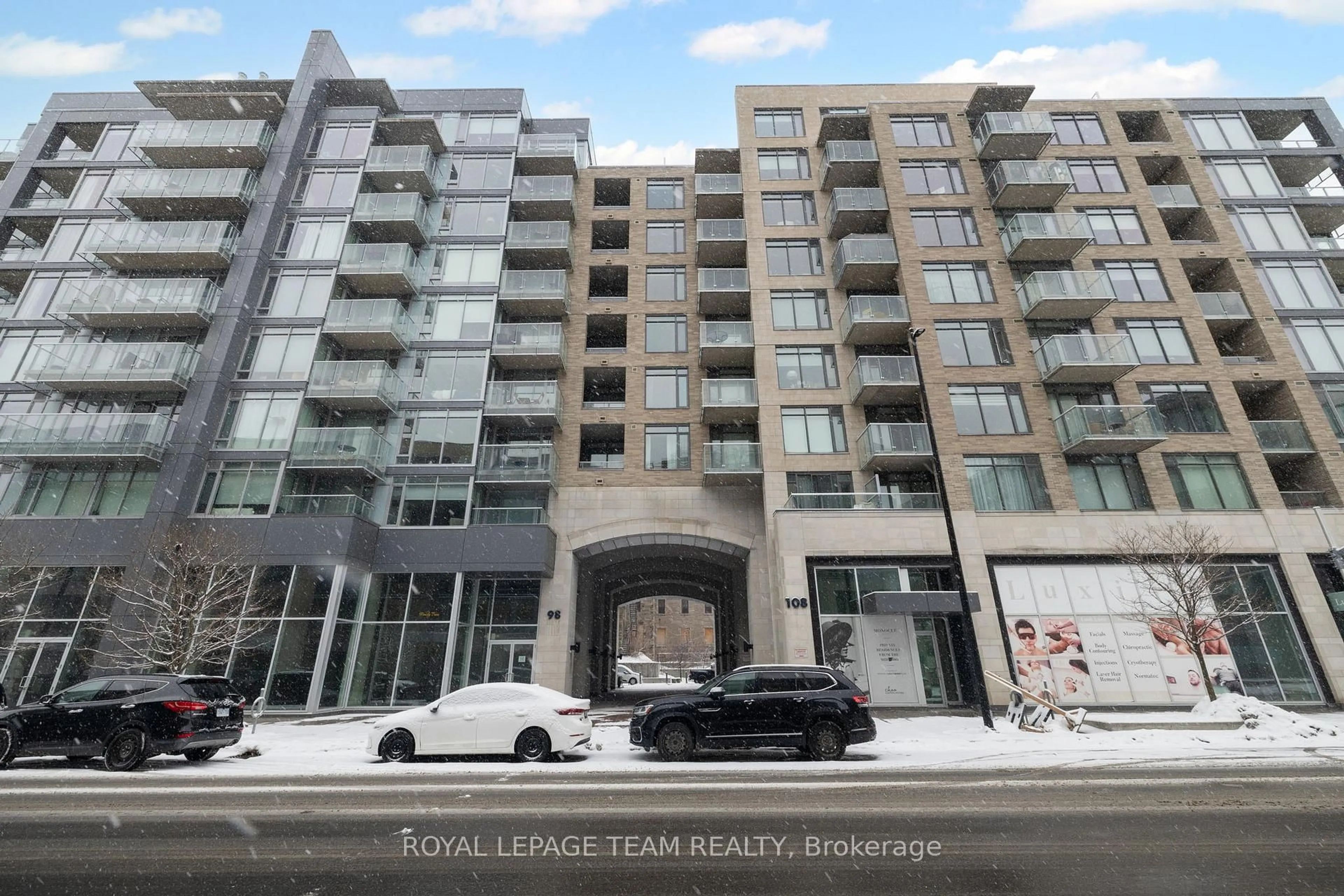 Indoor foyer for 98 Richmond Rd #206, Ottawa Ontario K1Z 0B2