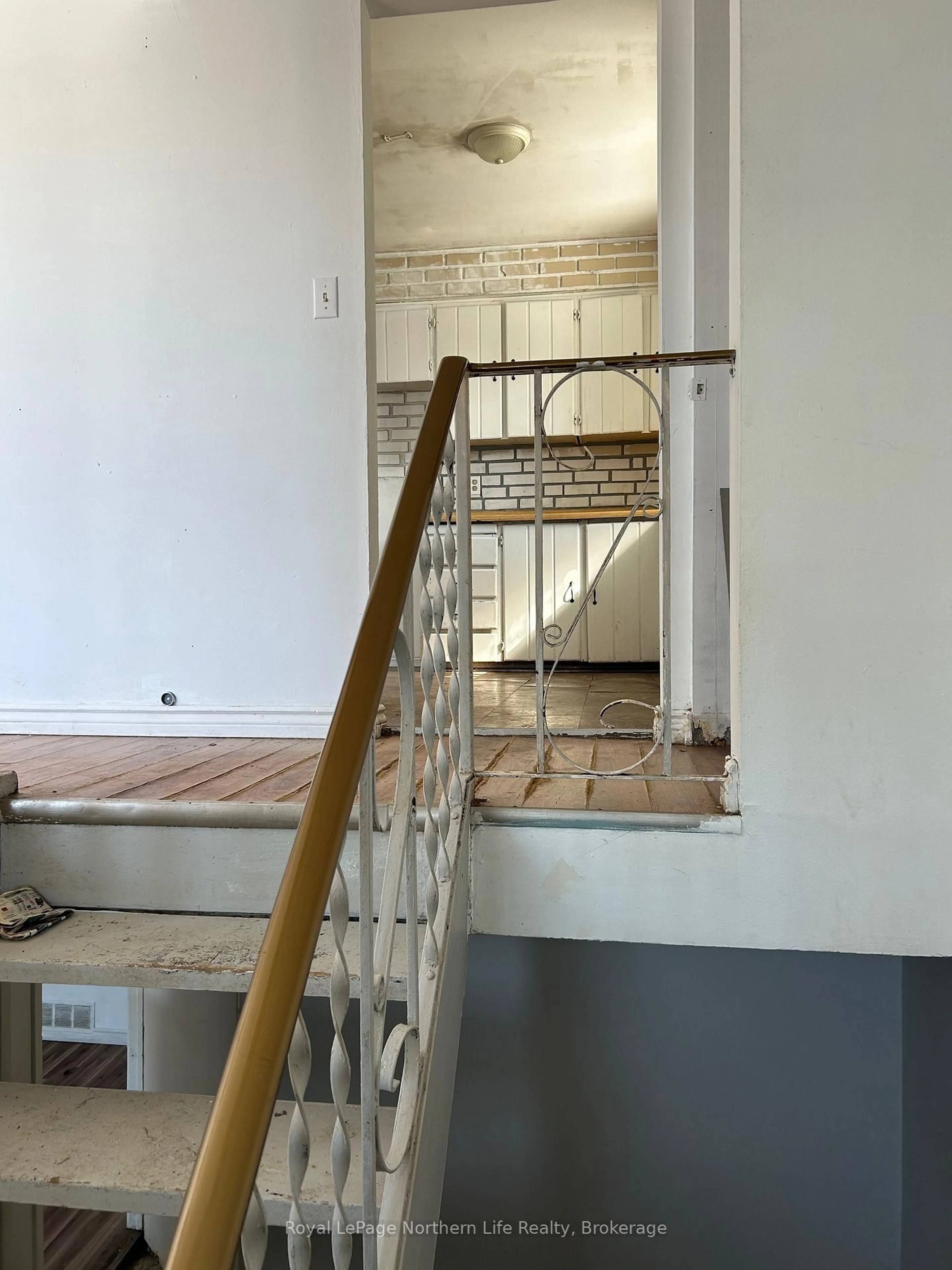 Indoor foyer for 172 Sherryl Cres, North Bay Ontario P1B 8R9