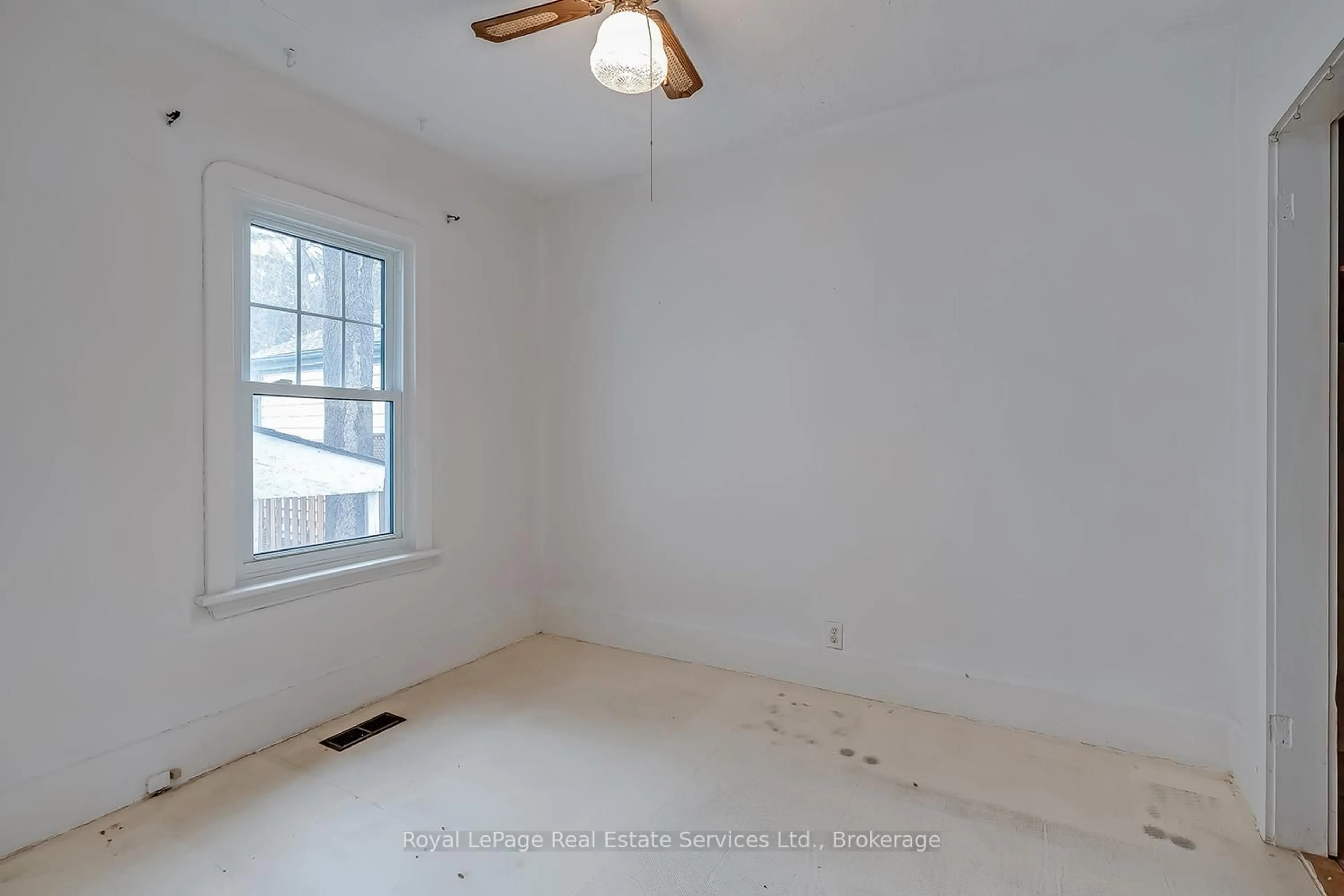 A pic of a room for 166 East 6th St, Hamilton Ontario L9A 3C3