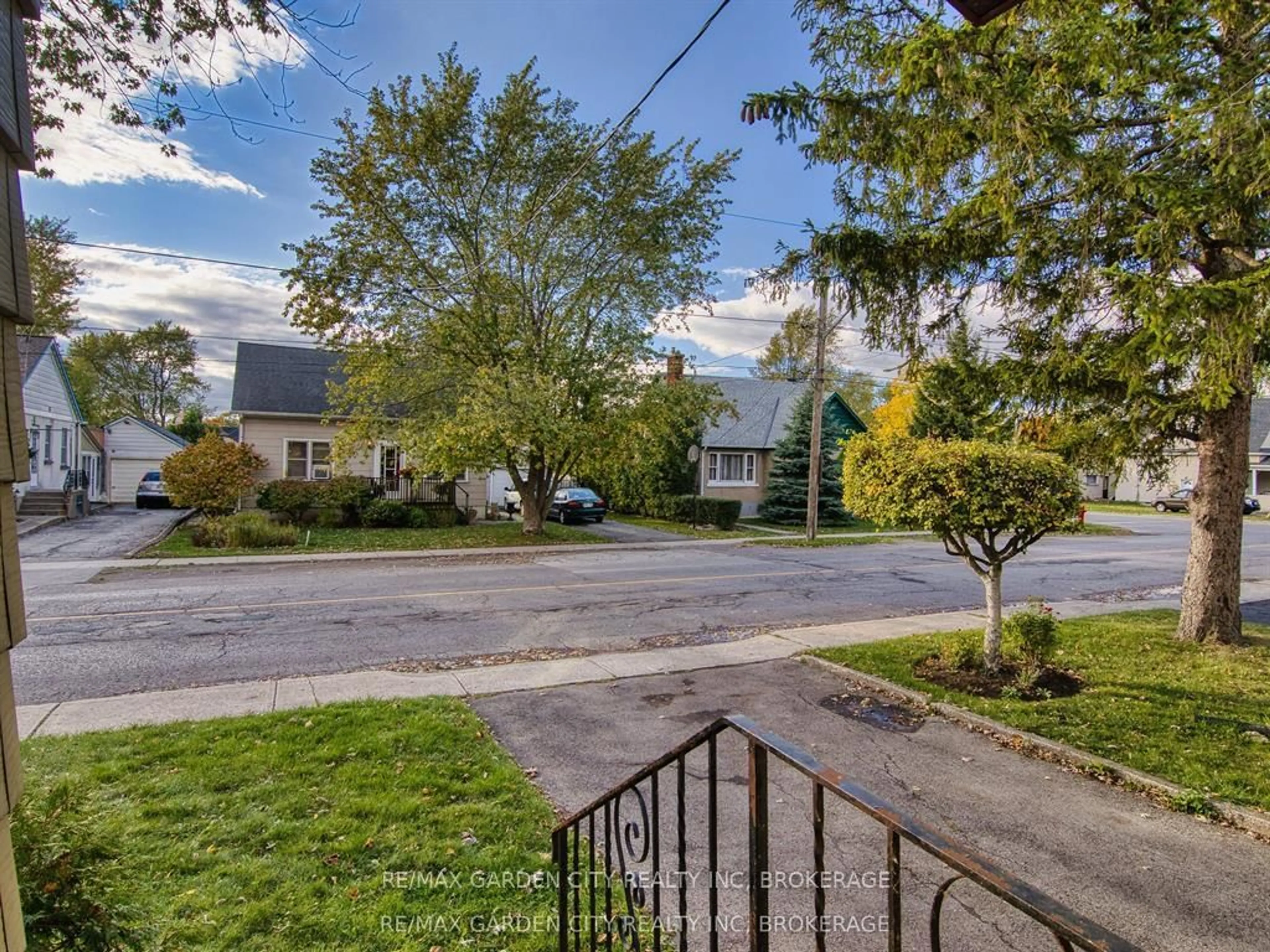 A pic from outside/outdoor area/front of a property/back of a property/a pic from drone, street for 809 Steele St, Port Colborne Ontario L3K 4Z5