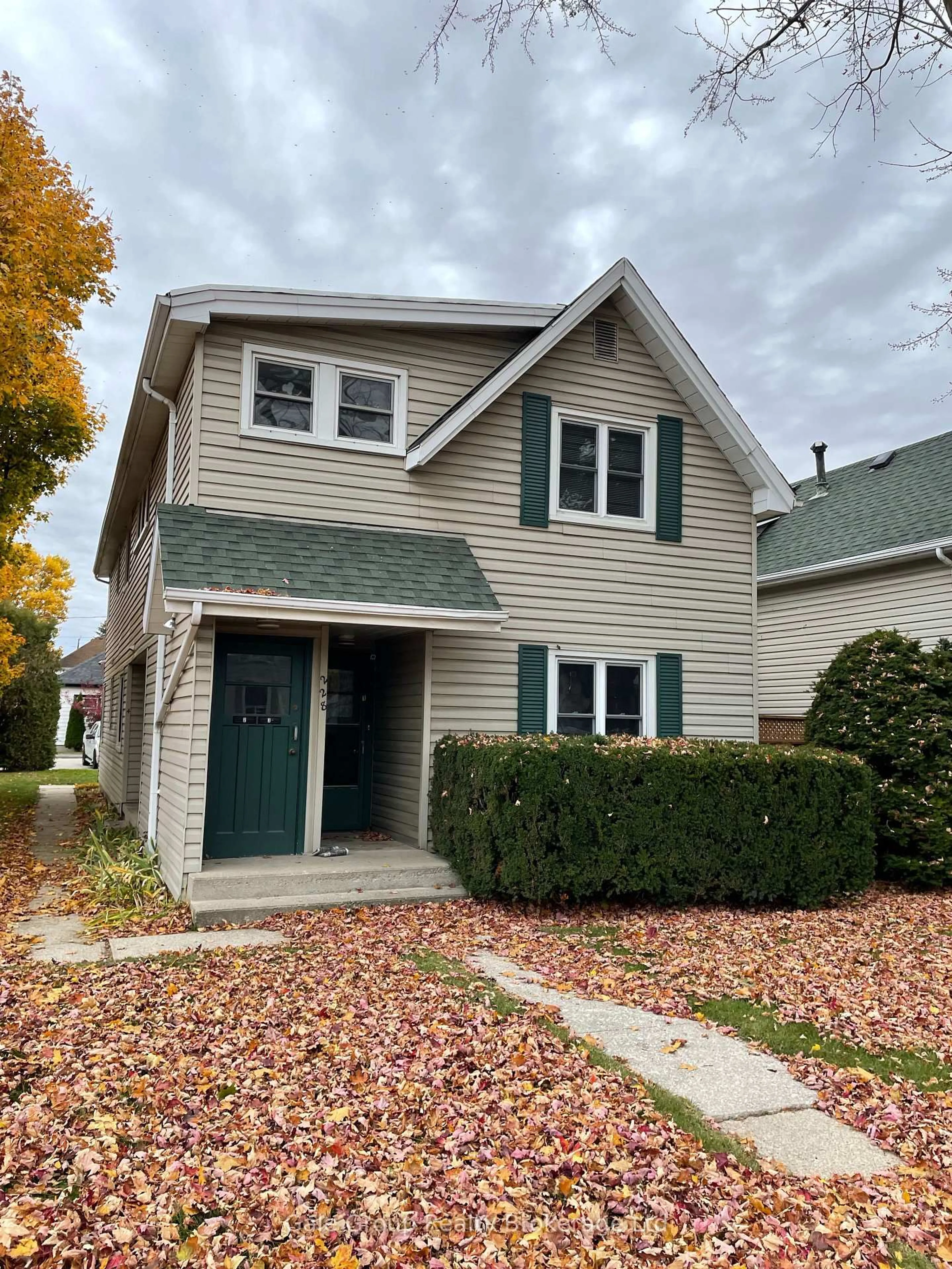 Home with vinyl exterior material, street for 224 Lacroix St, Chatham-Kent Ontario N7M 2V4