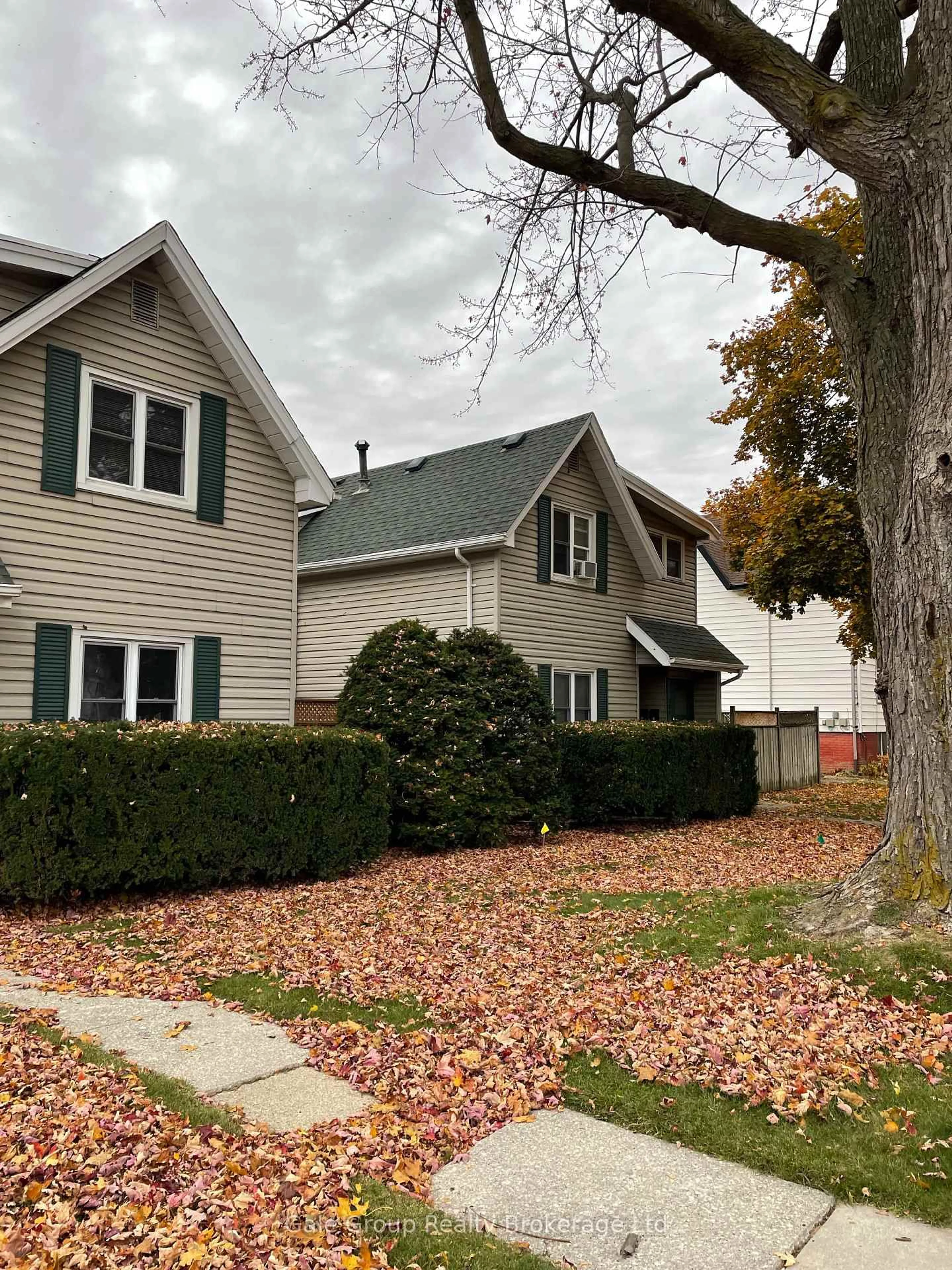 Home with vinyl exterior material, street for 228 Lacroix St, Chatham-Kent Ontario N7M 2V4